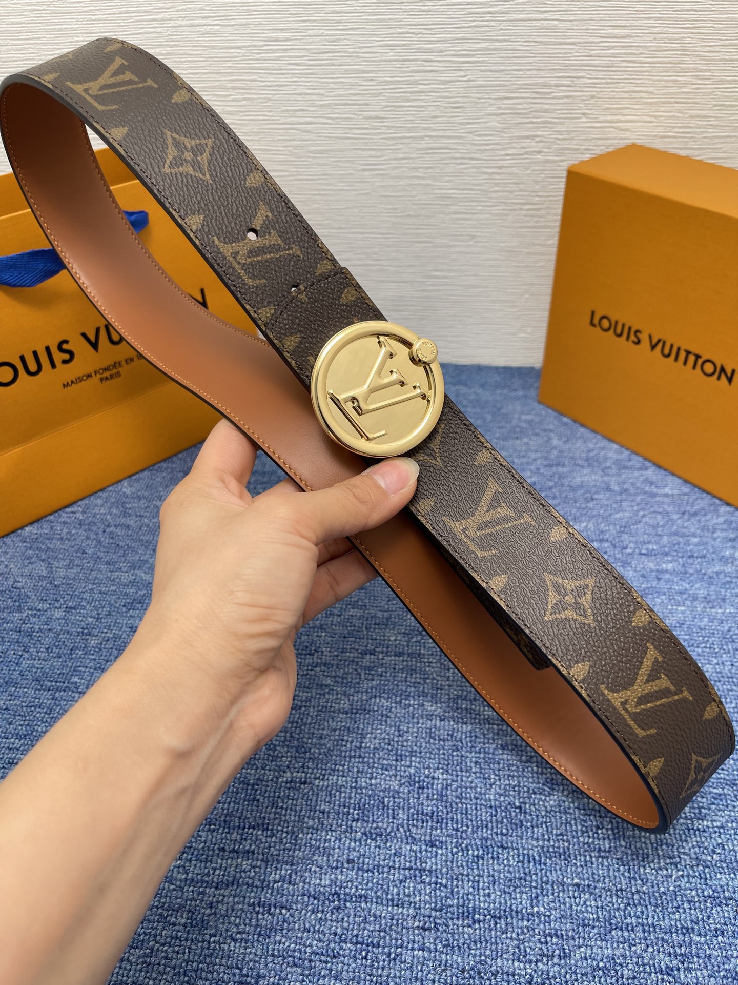 🔴 【品牌】LV  4．0cm 
🔴 【描述】这款饰有LV带扣的腰带配以水牛皮衬里，覆以Monogram