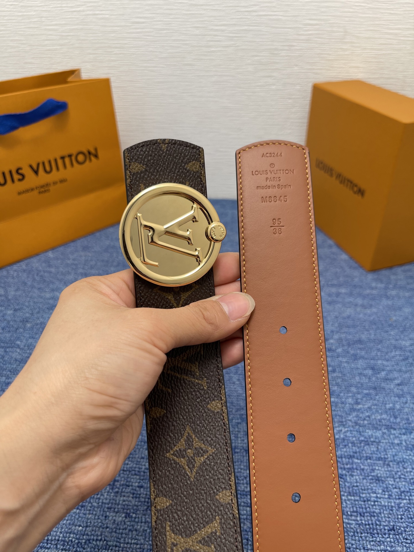 🔴 【品牌】LV  4．0cm 
🔴 【描述】这款饰有LV带扣的腰带配以水牛皮衬里，覆以Monogram