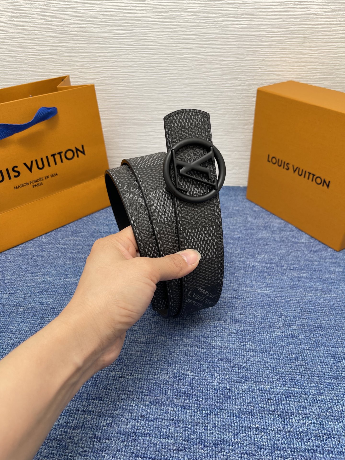 🔴 【品牌】LV  4．0cm 
🔴 【描述】这款饰有LV带扣的腰带配以水牛皮衬里，覆以Monogram