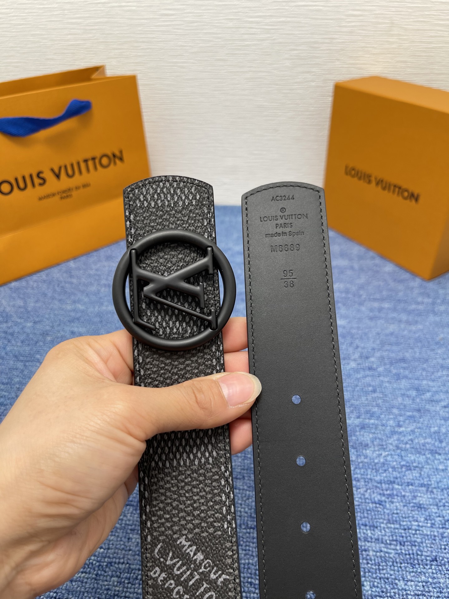 🔴 【品牌】LV  4．0cm 
🔴 【描述】这款饰有LV带扣的腰带配以水牛皮衬里，覆以Monogram