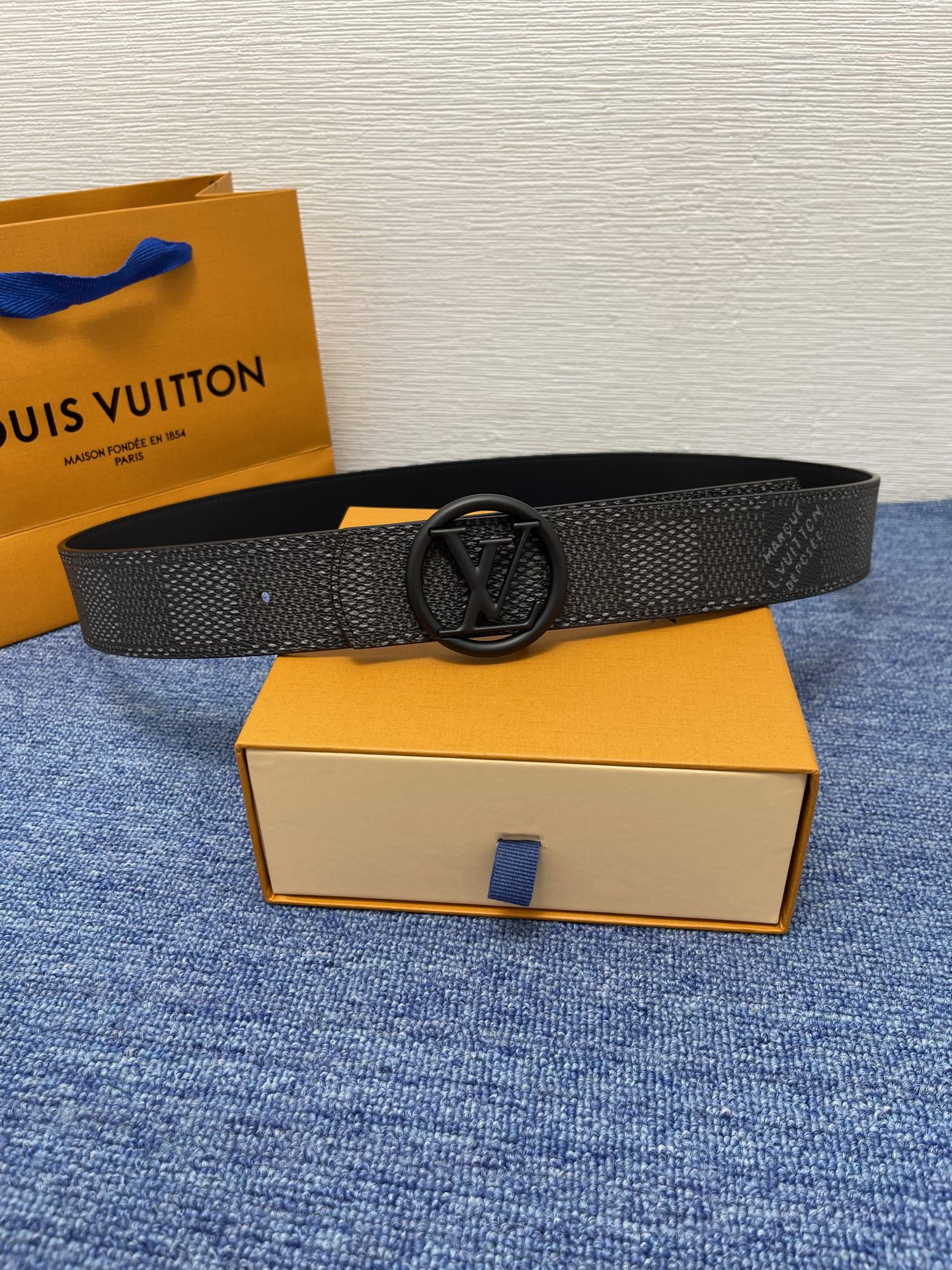 🔴 【品牌】LV  4．0cm 
🔴 【描述】这款饰有LV带扣的腰带配以水牛皮衬里，覆以Monogram