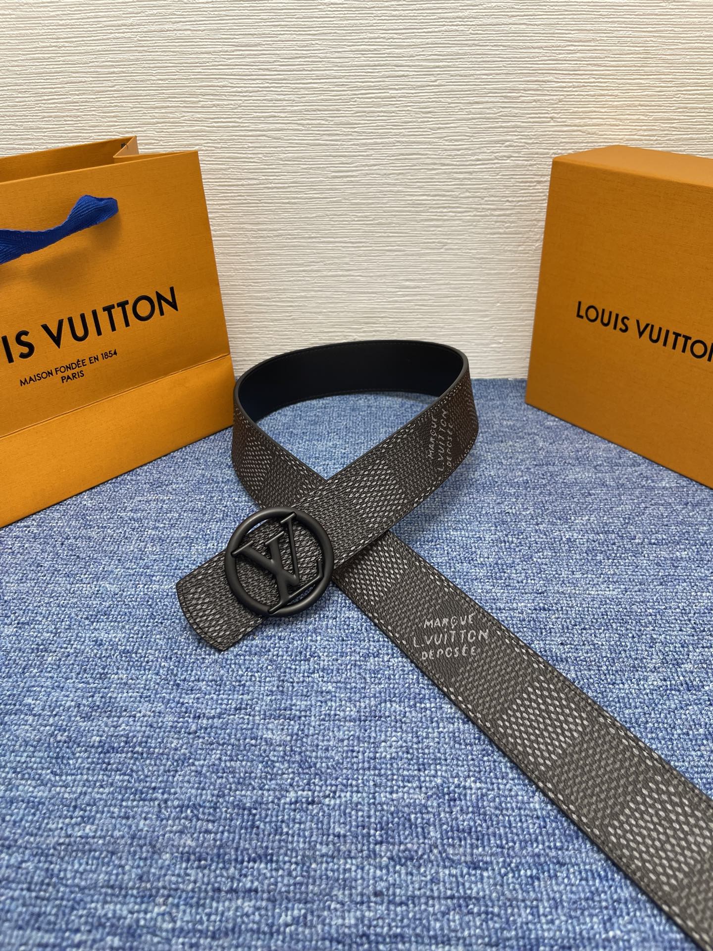 🔴 【品牌】LV  4．0cm 
🔴 【描述】这款饰有LV带扣的腰带配以水牛皮衬里，覆以Monogram