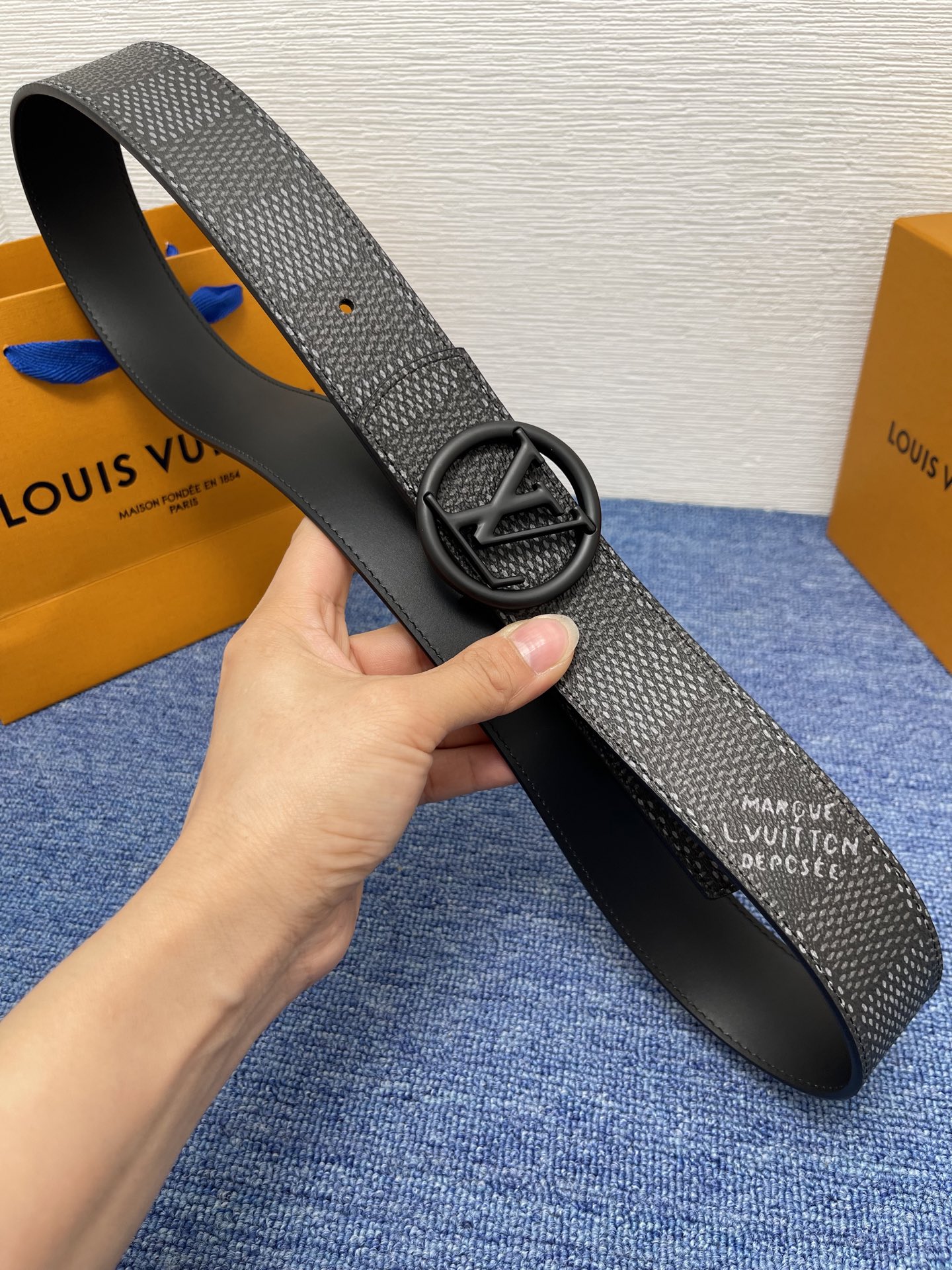🔴 【品牌】LV  4．0cm 
🔴 【描述】这款饰有LV带扣的腰带配以水牛皮衬里，覆以Monogram