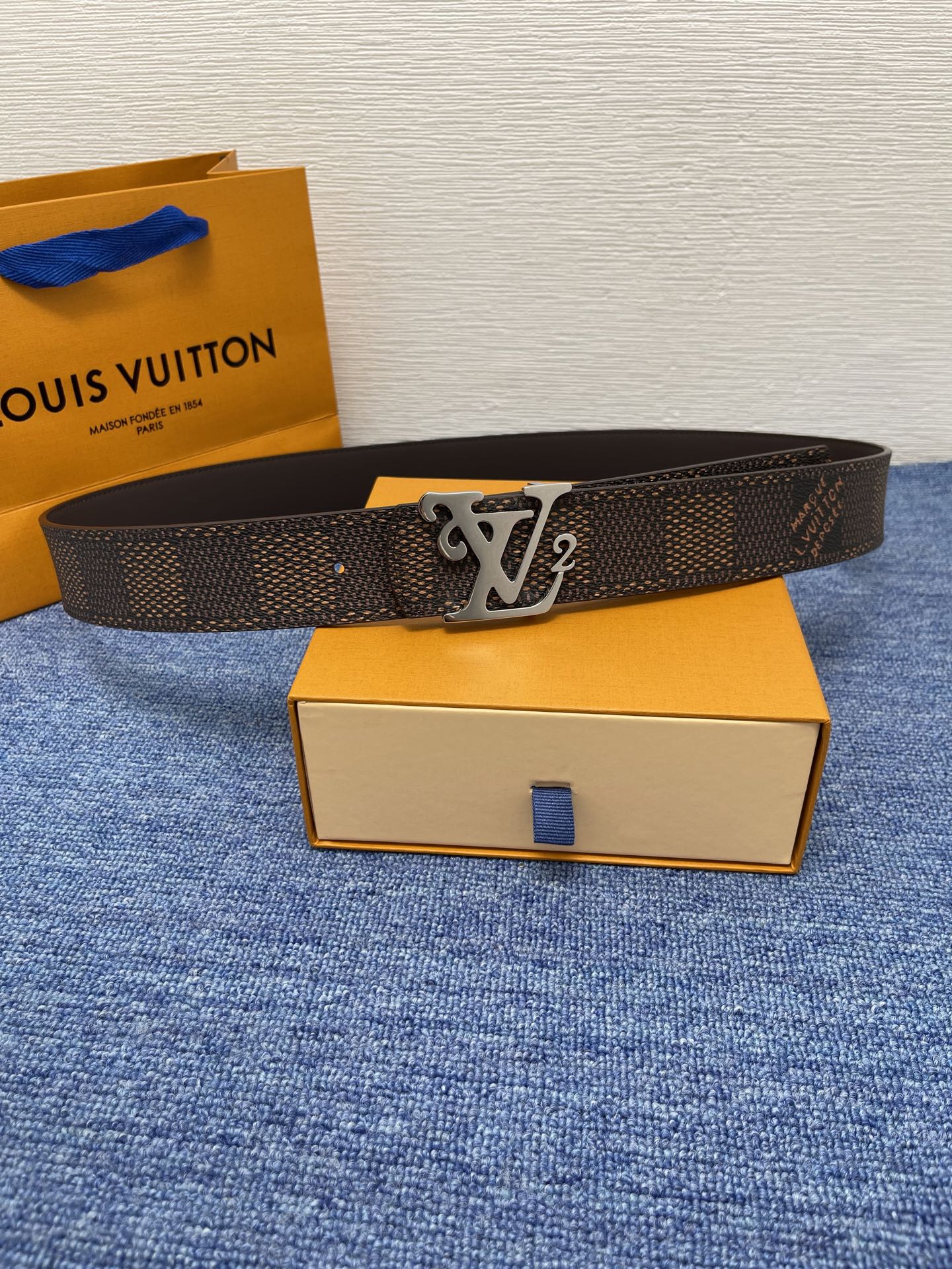 🔴 【品牌】LV  4．0cm 
🔴 【描述】这款饰有LV带扣的腰带配以水牛皮衬里，覆以Monogram