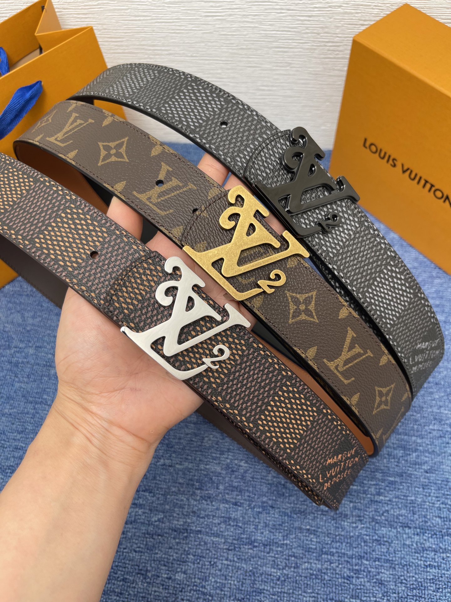 🔴 【品牌】LV  4．0cm 
🔴 【描述】这款饰有LV带扣的腰带配以水牛皮衬里，覆以Monogram
