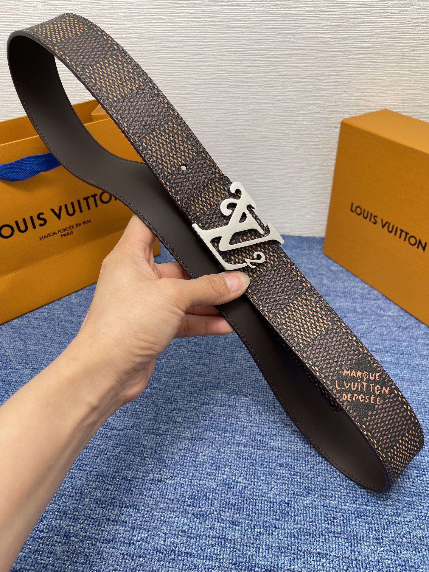 🔴 【品牌】LV  4．0cm 
🔴 【描述】这款饰有LV带扣的腰带配以水牛皮衬里，覆以Monogram