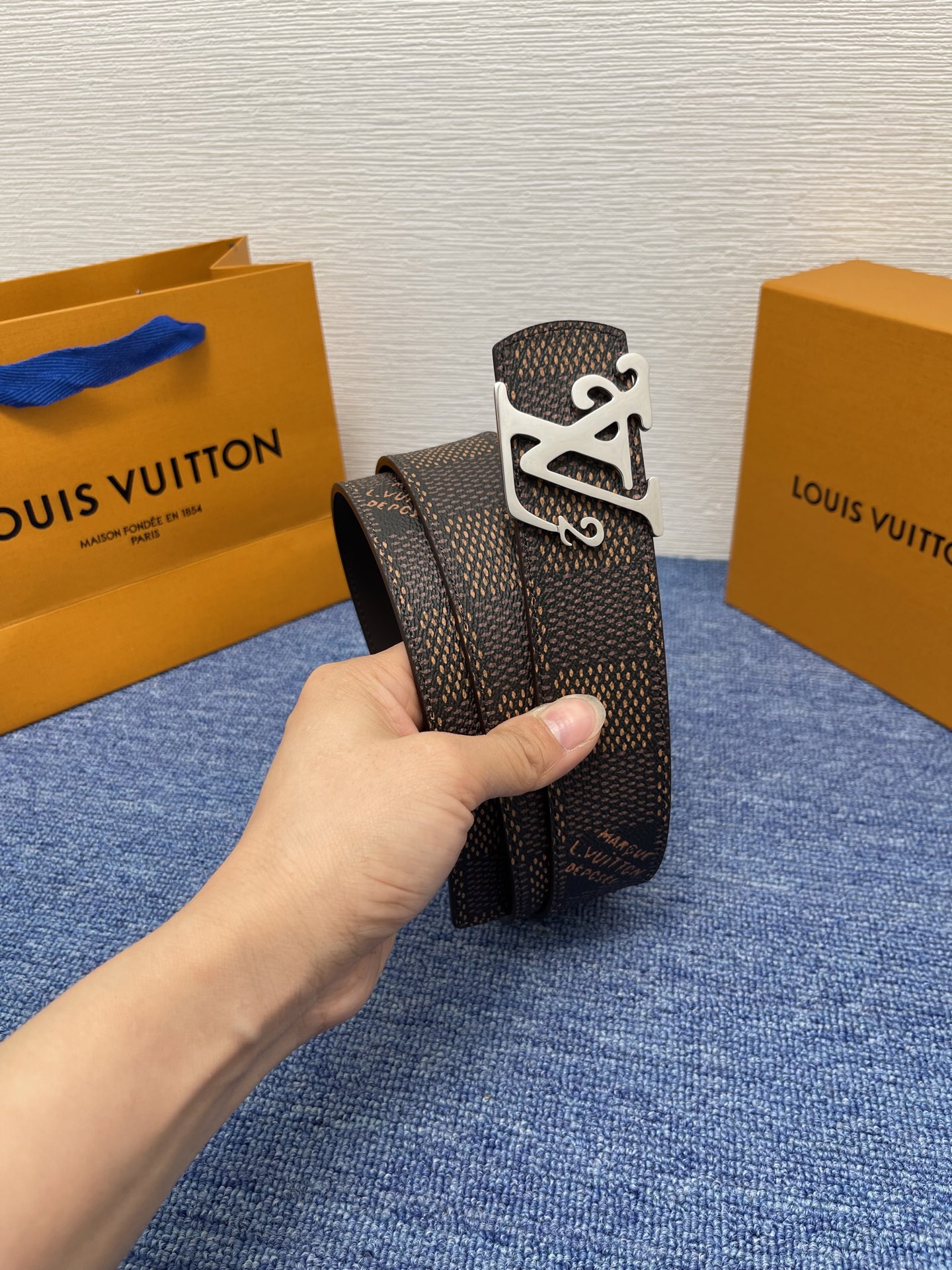 🔴 【品牌】LV  4．0cm 
🔴 【描述】这款饰有LV带扣的腰带配以水牛皮衬里，覆以Monogram