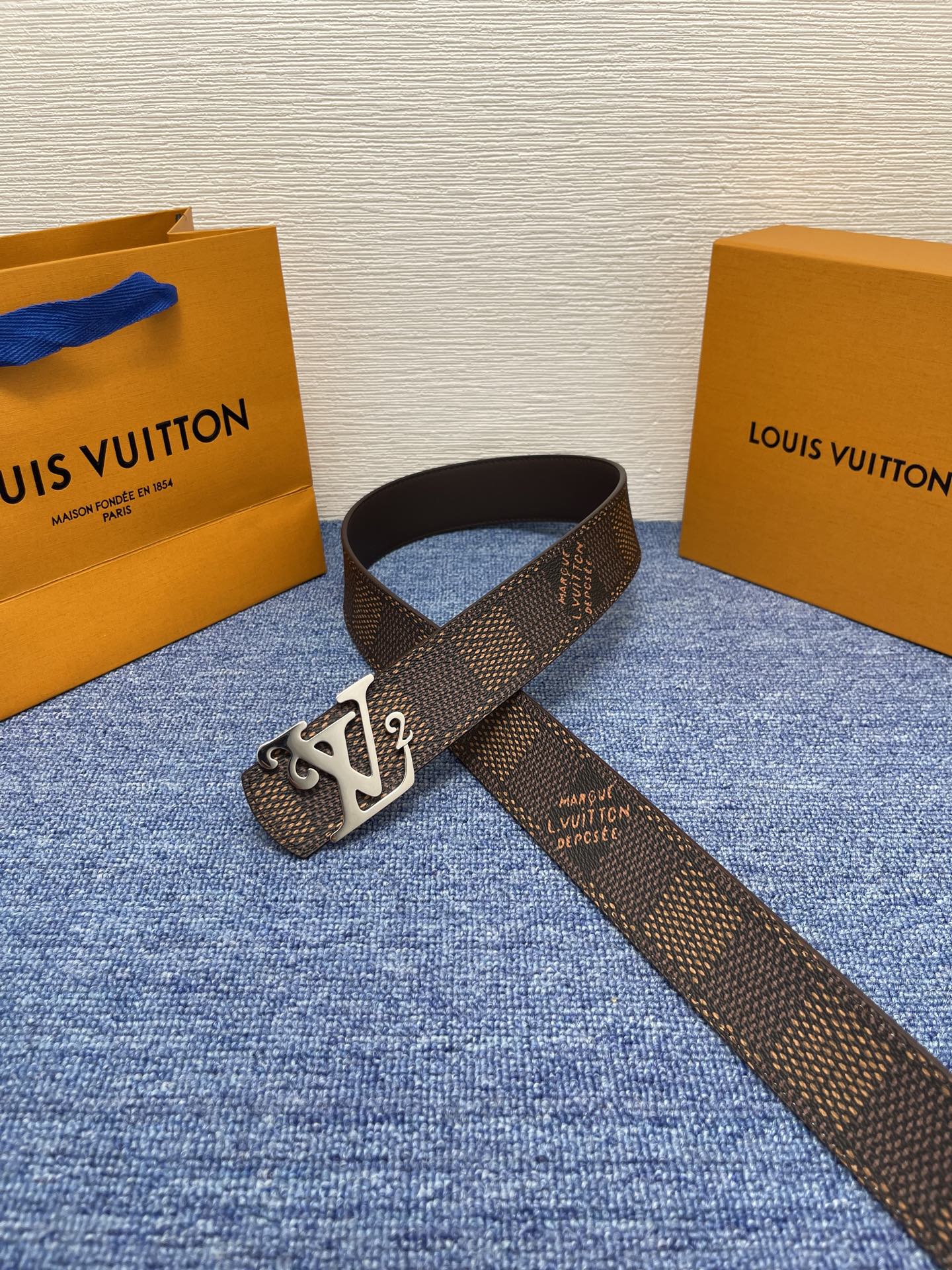 🔴 【品牌】LV  4．0cm 
🔴 【描述】这款饰有LV带扣的腰带配以水牛皮衬里，覆以Monogram