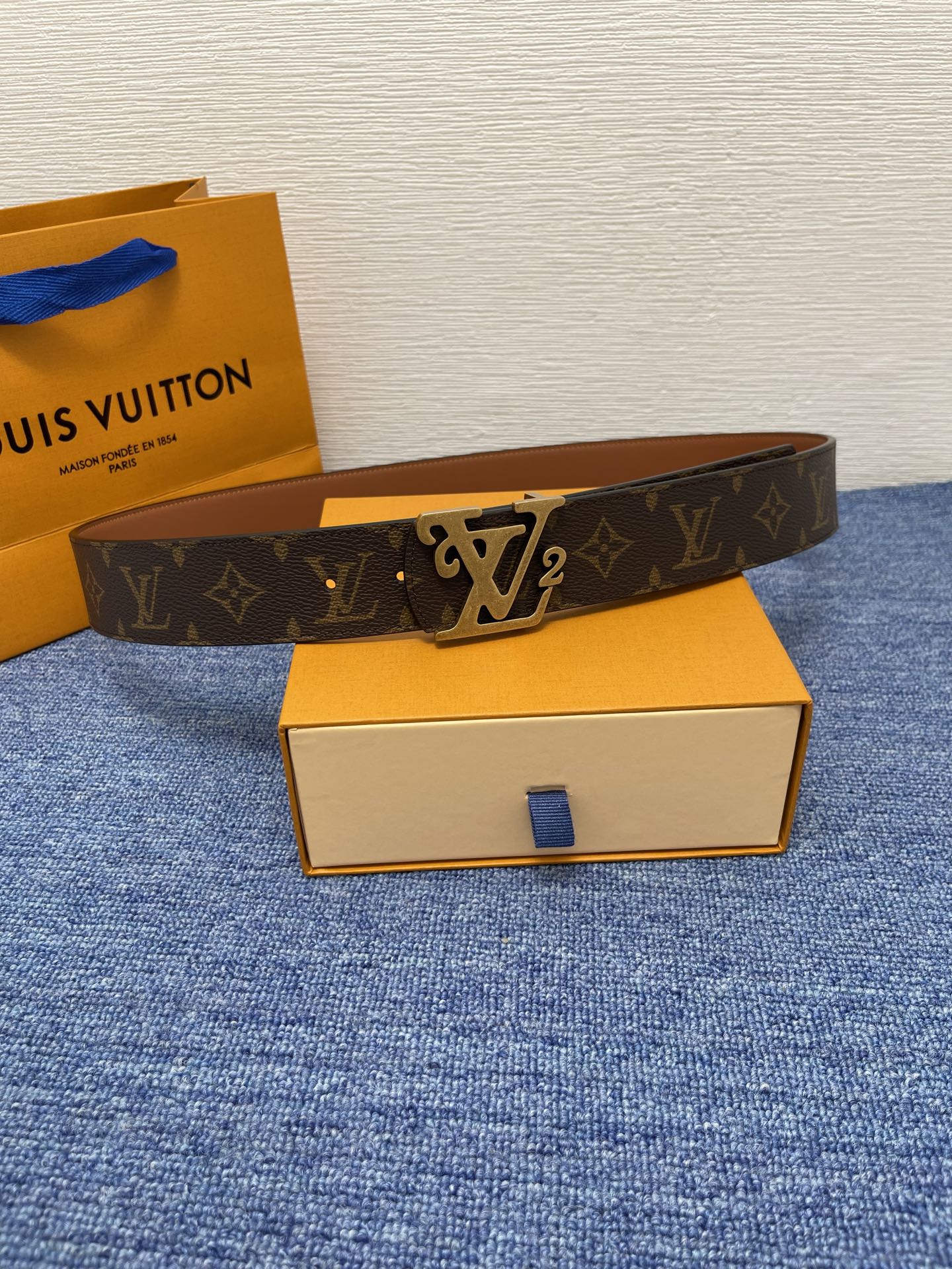 🔴 【品牌】LV  4．0cm 
🔴 【描述】这款饰有LV带扣的腰带配以水牛皮衬里，覆以Monogram