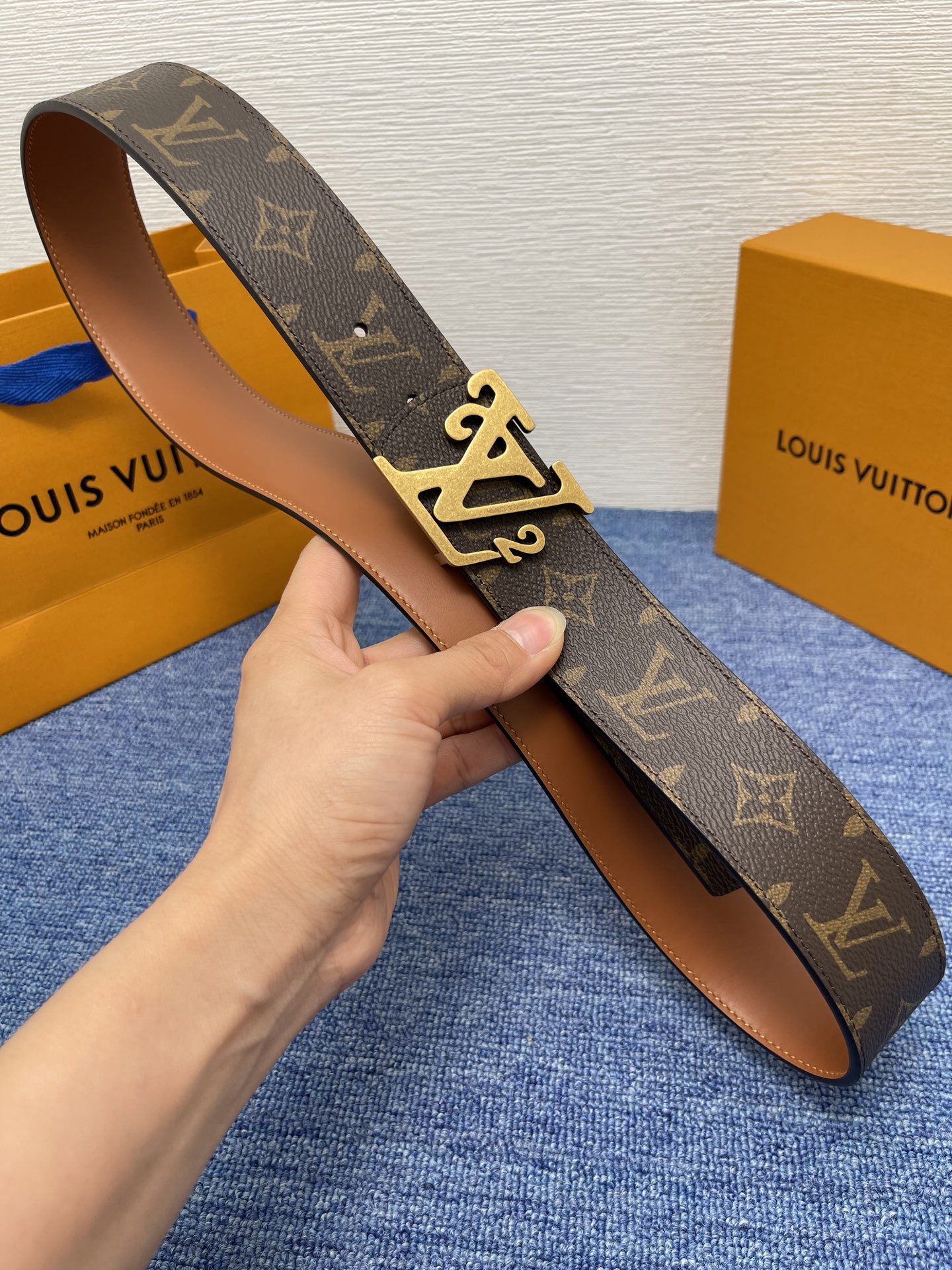 🔴 【品牌】LV  4．0cm 
🔴 【描述】这款饰有LV带扣的腰带配以水牛皮衬里，覆以Monogram