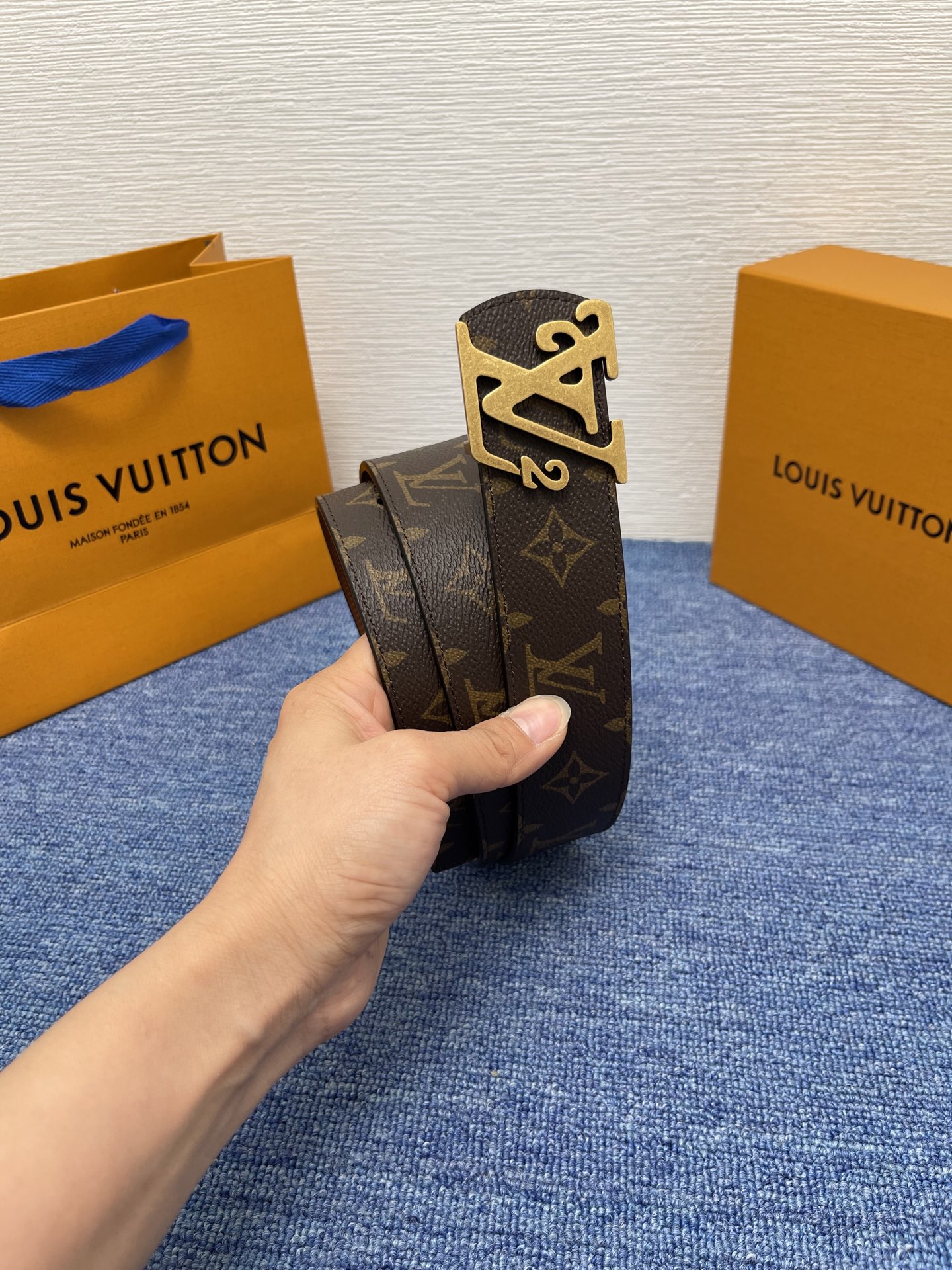 🔴 【品牌】LV  4．0cm 
🔴 【描述】这款饰有LV带扣的腰带配以水牛皮衬里，覆以Monogram