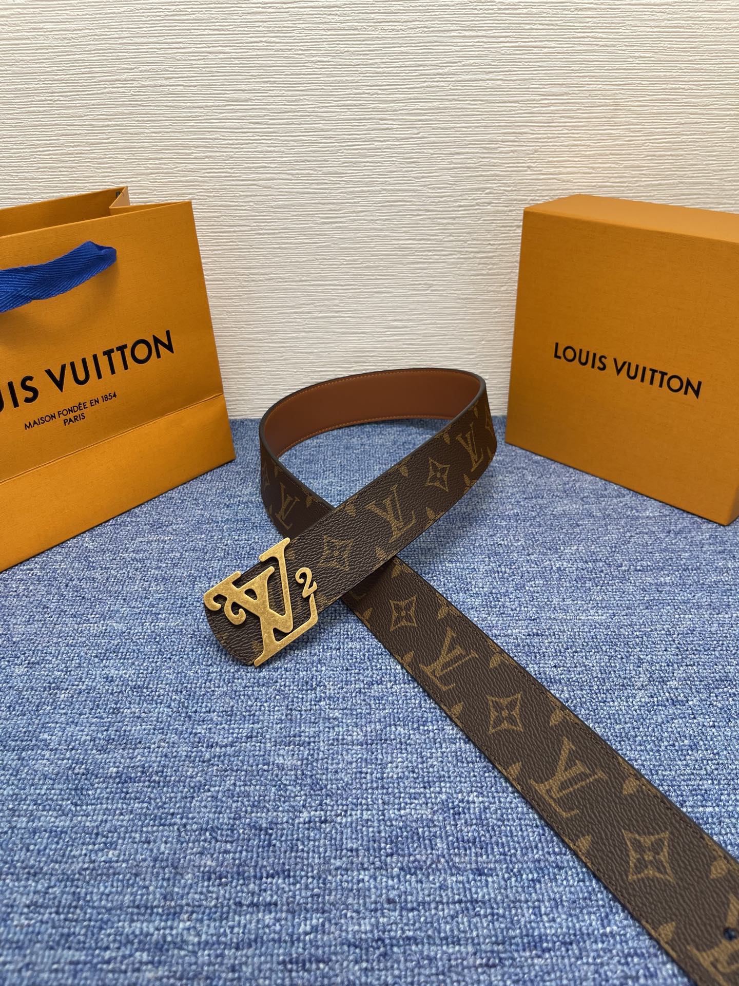 🔴 【品牌】LV  4．0cm 
🔴 【描述】这款饰有LV带扣的腰带配以水牛皮衬里，覆以Monogram