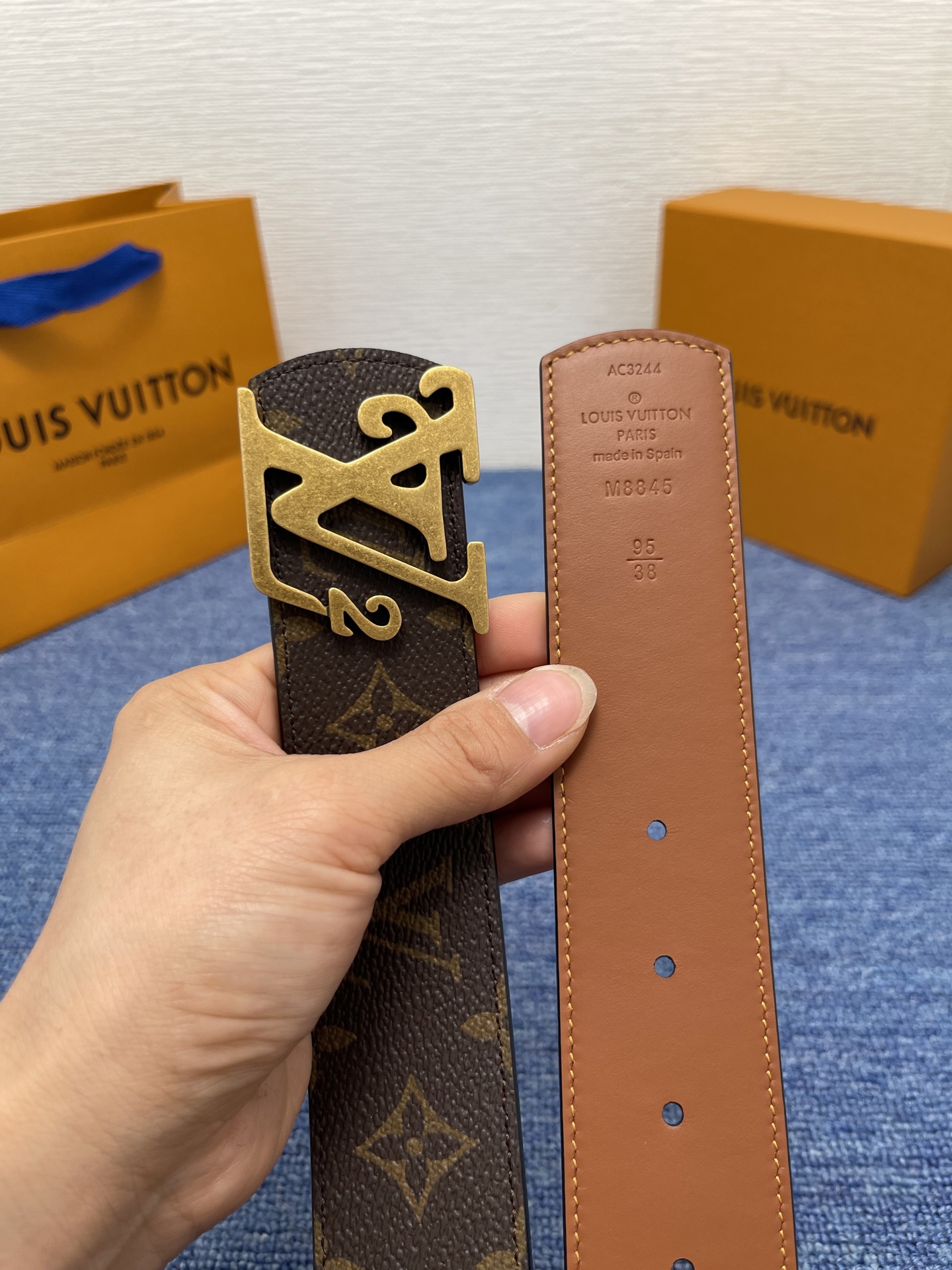 🔴 【品牌】LV  4．0cm 
🔴 【描述】这款饰有LV带扣的腰带配以水牛皮衬里，覆以Monogram