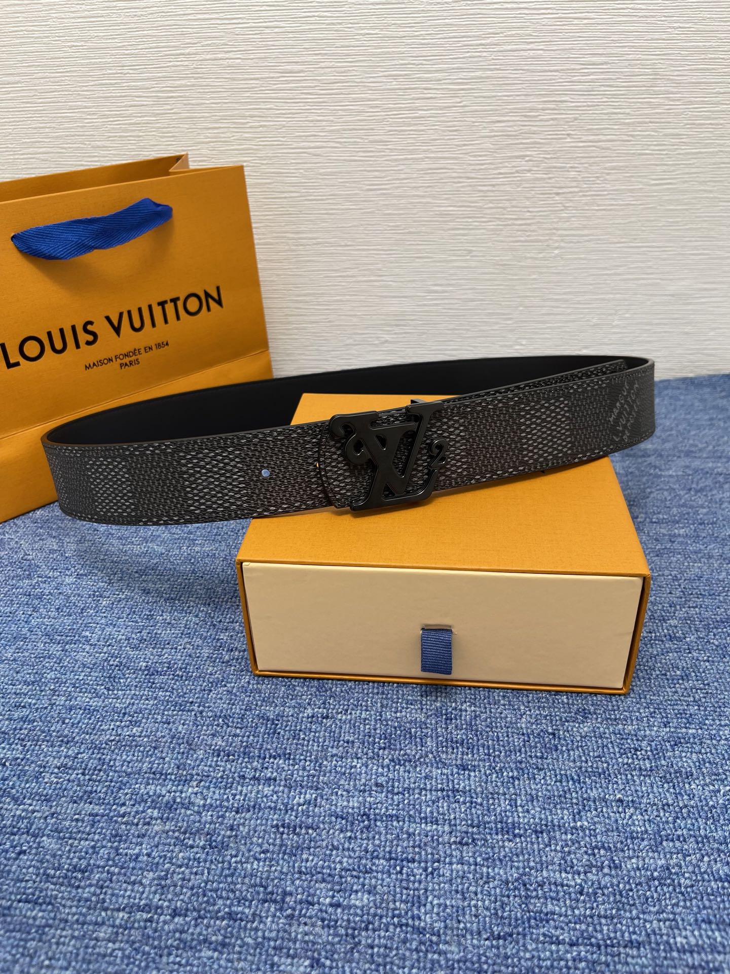 🔴 【品牌】LV  4．0cm 
🔴 【描述】这款饰有LV带扣的腰带配以水牛皮衬里，覆以Monogram