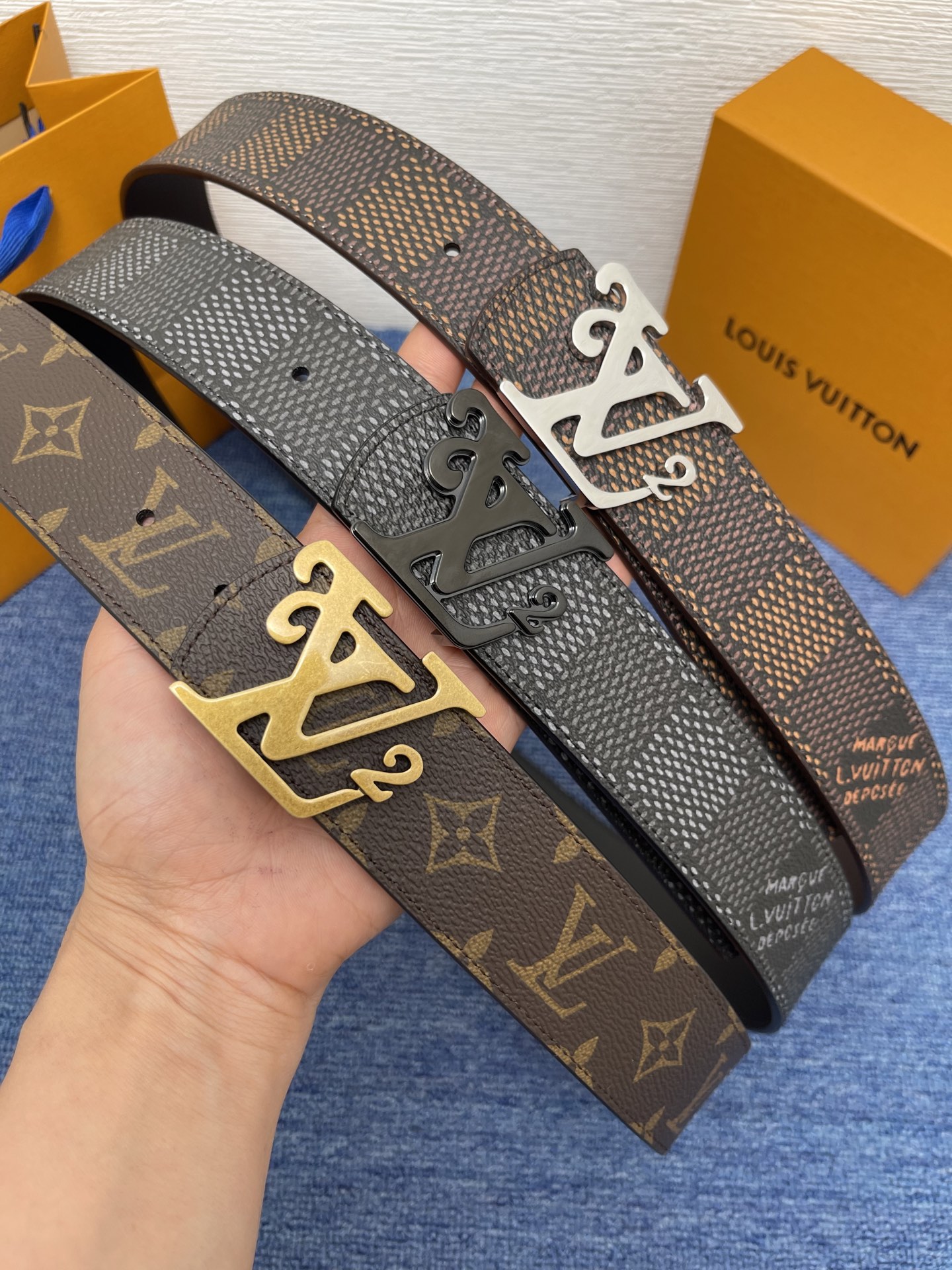 🔴 【品牌】LV  4．0cm 
🔴 【描述】这款饰有LV带扣的腰带配以水牛皮衬里，覆以Monogram