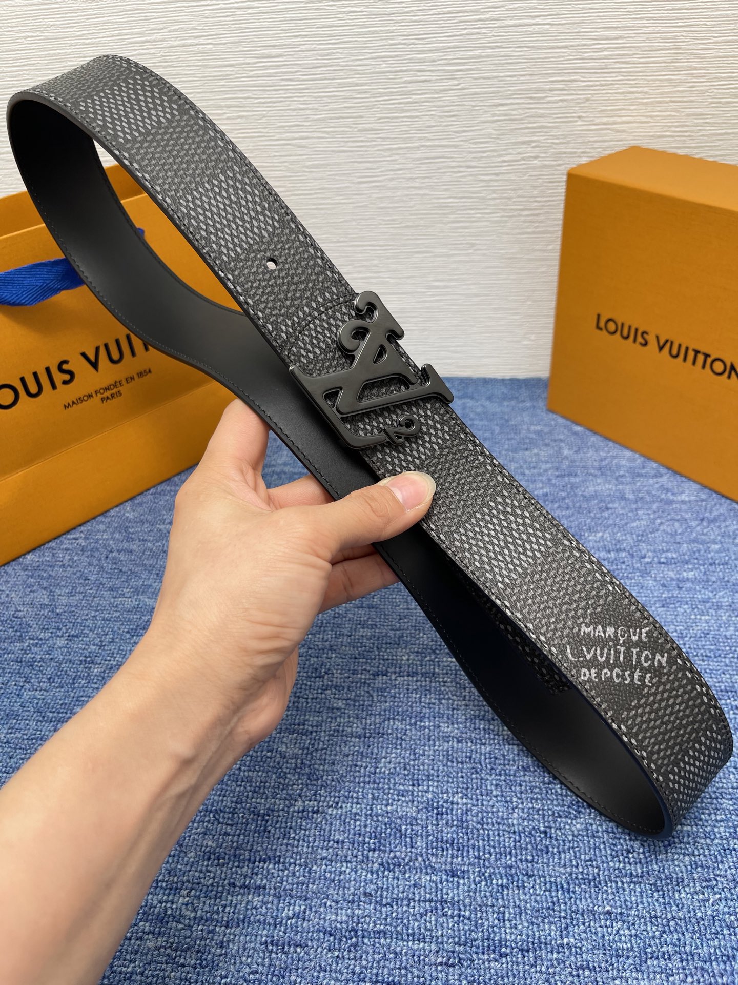 🔴 【品牌】LV  4．0cm 
🔴 【描述】这款饰有LV带扣的腰带配以水牛皮衬里，覆以Monogram