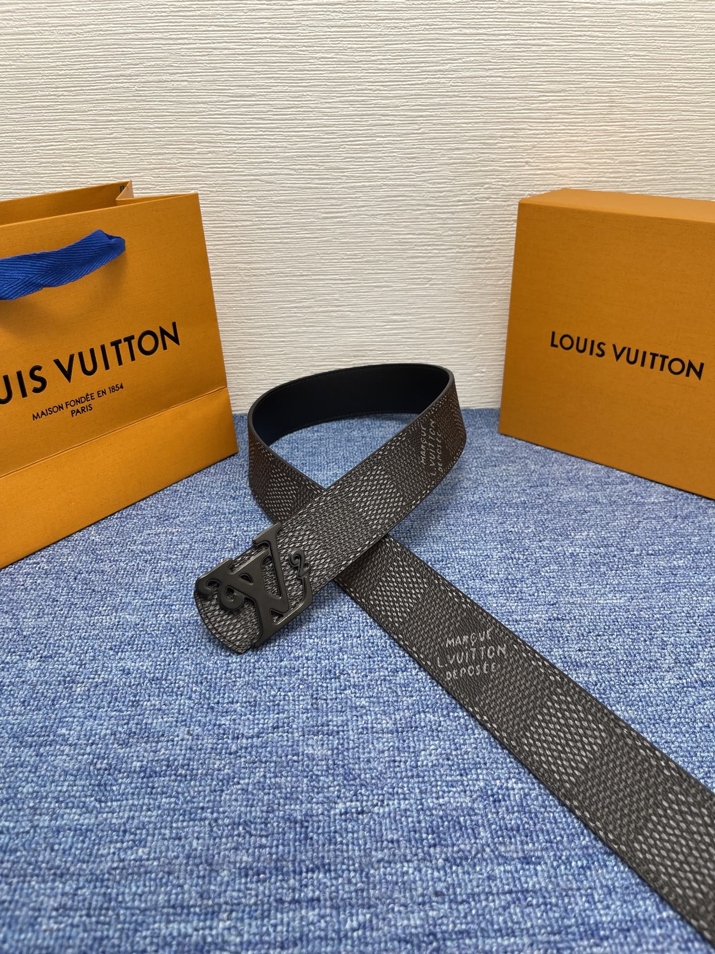 🔴 【品牌】LV  4．0cm 
🔴 【描述】这款饰有LV带扣的腰带配以水牛皮衬里，覆以Monogram