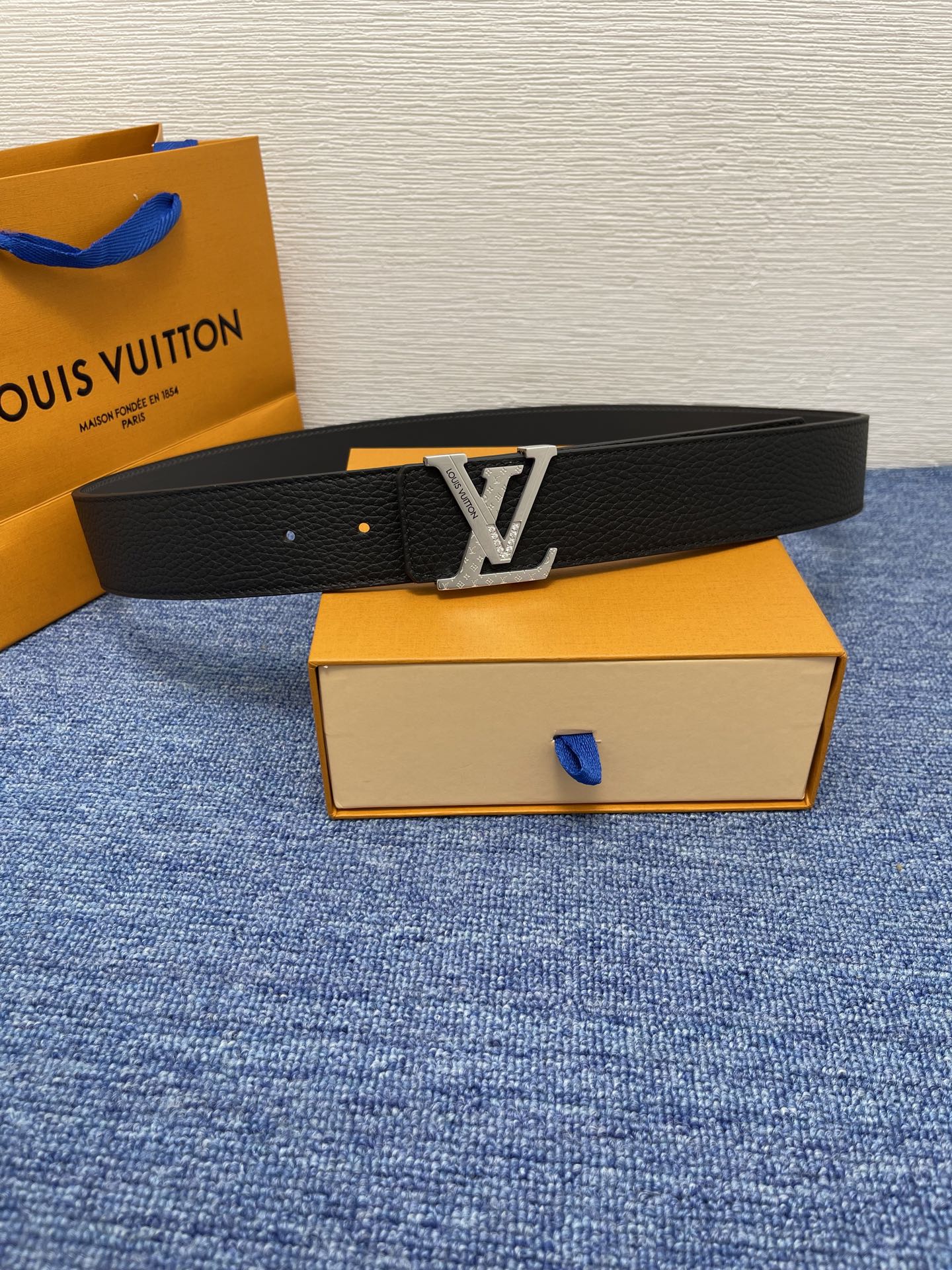 【LOUIS VUITTON】：经典原单品质，经典荔纹皮原单精品钢扣精工制作，细节看图，实物拍摄，高端奢