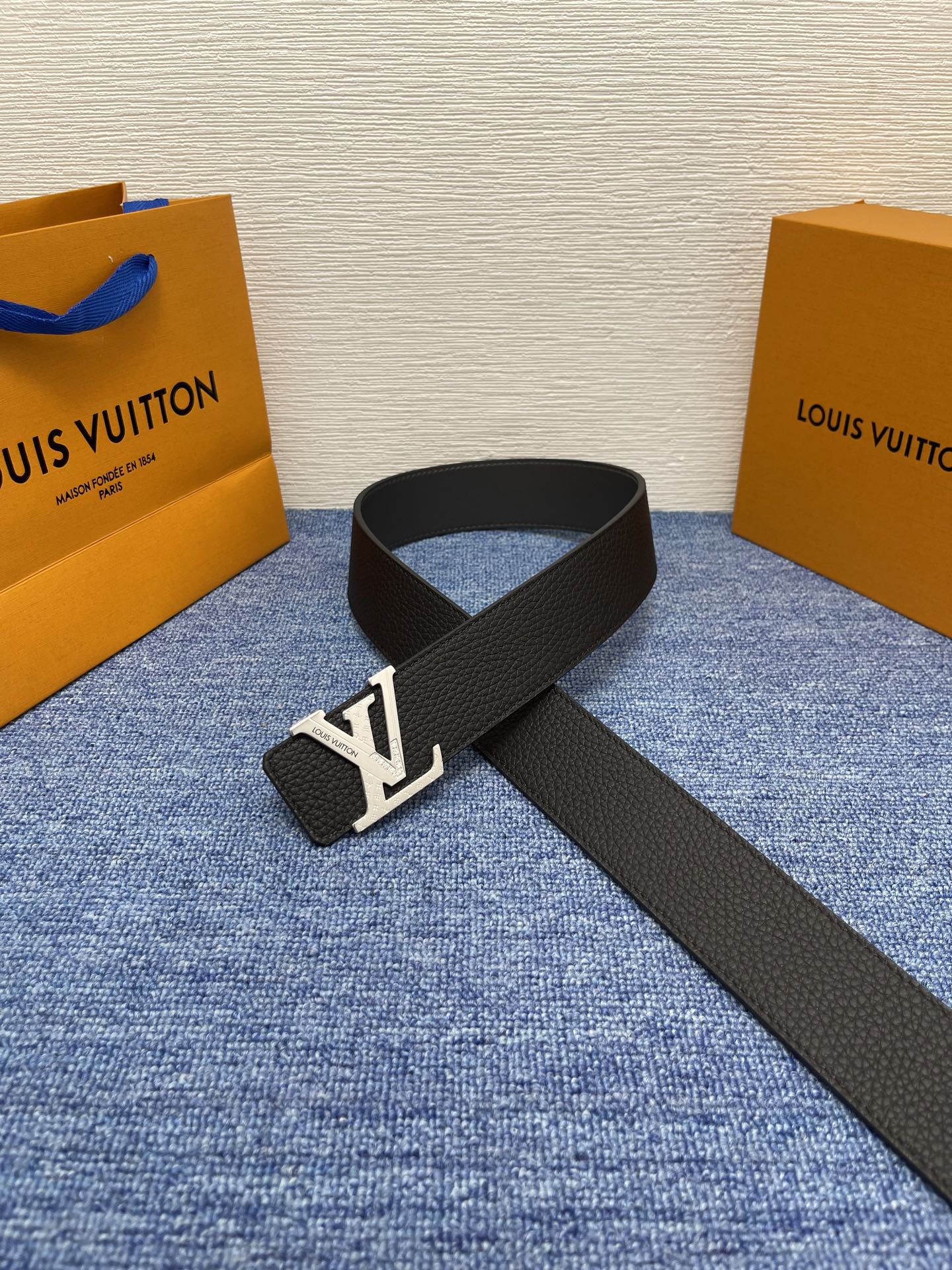 【LOUIS VUITTON】：经典原单品质，经典荔纹皮原单精品钢扣精工制作，细节看图，实物拍摄，高端奢