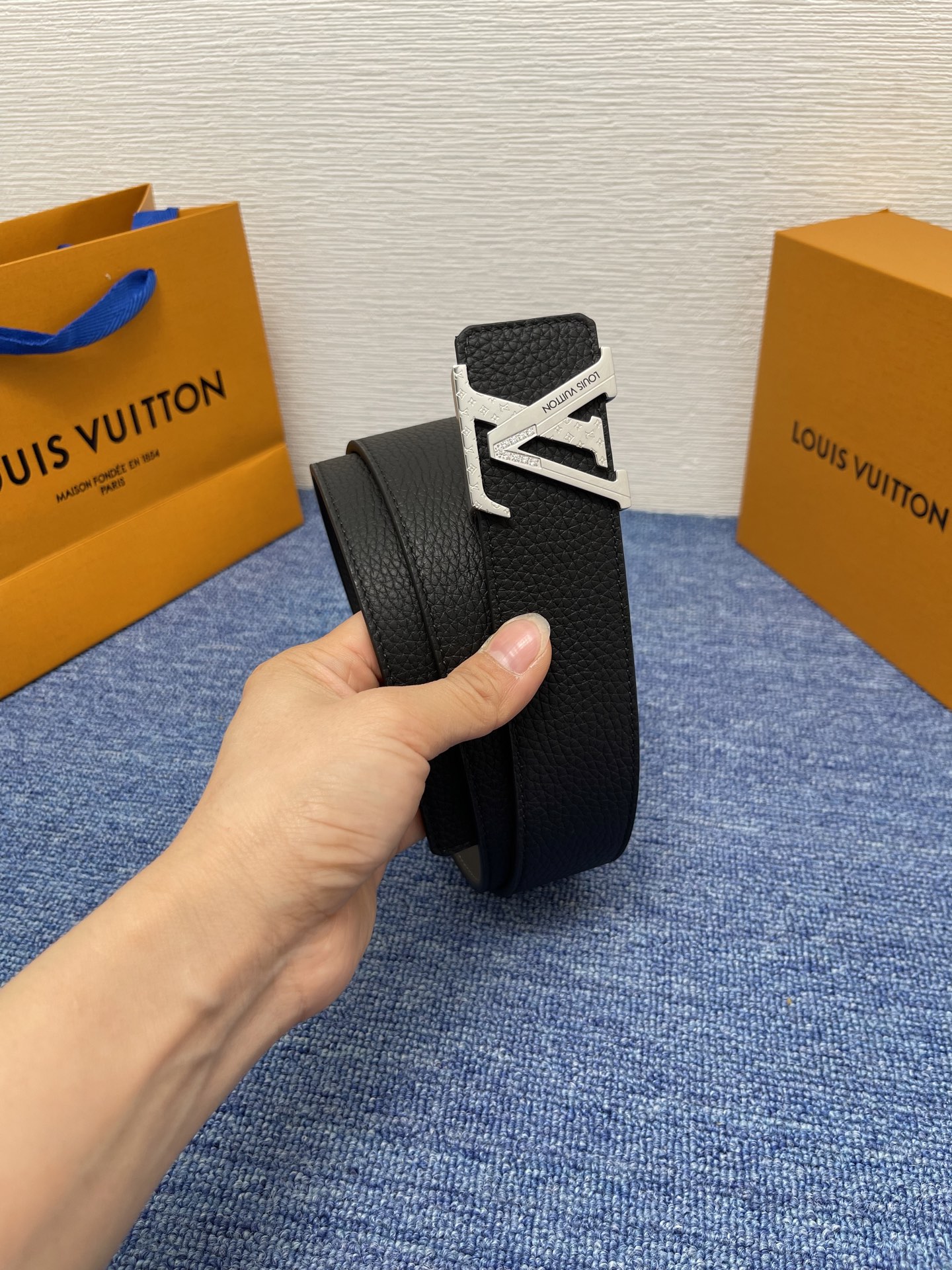 【LOUIS VUITTON】：经典原单品质，经典荔纹皮原单精品钢扣精工制作，细节看图，实物拍摄，高端奢