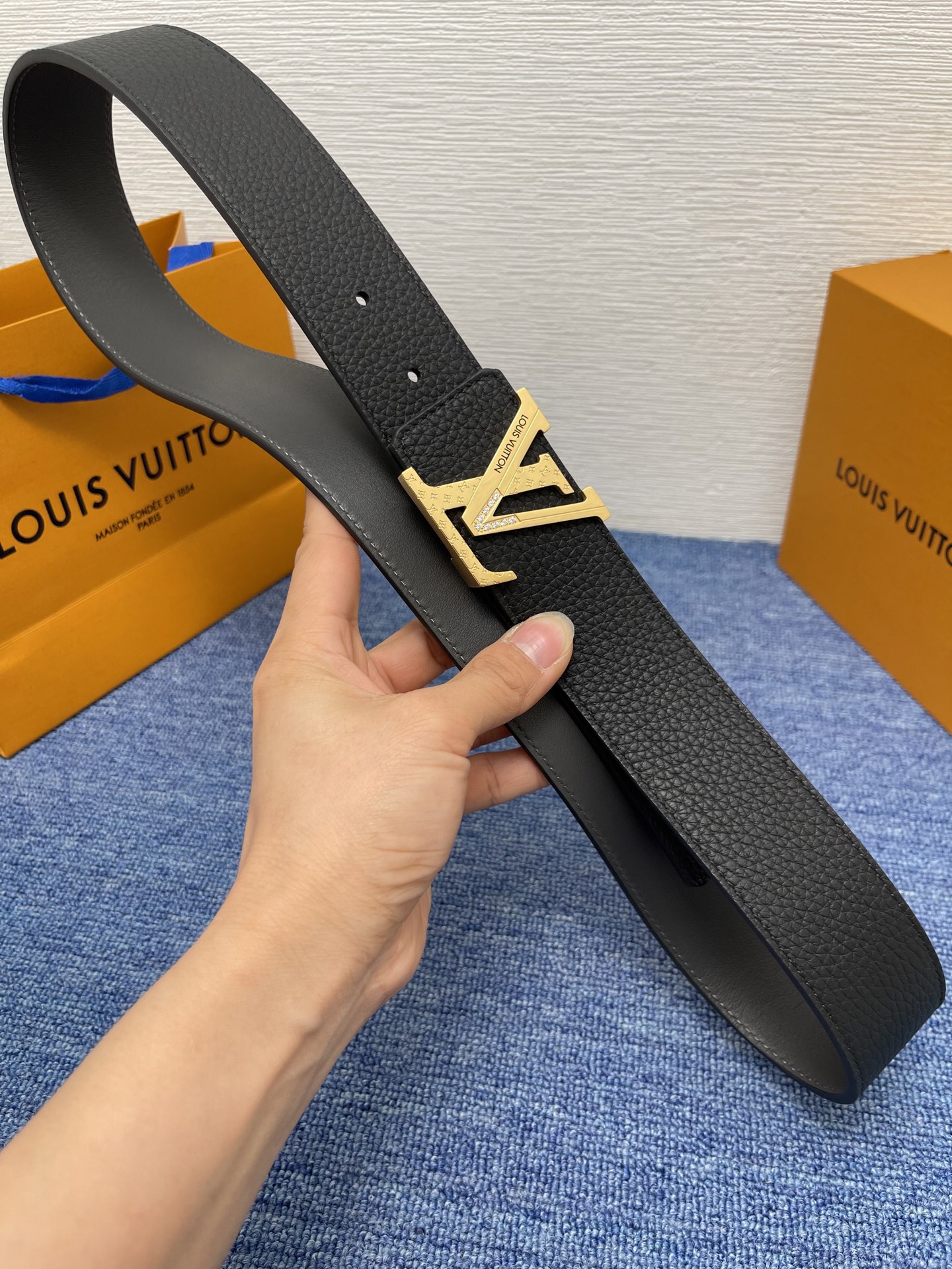 【LOUIS VUITTON】：经典原单品质，经典荔纹皮原单精品钢扣精工制作，细节看图，实物拍摄，高端奢