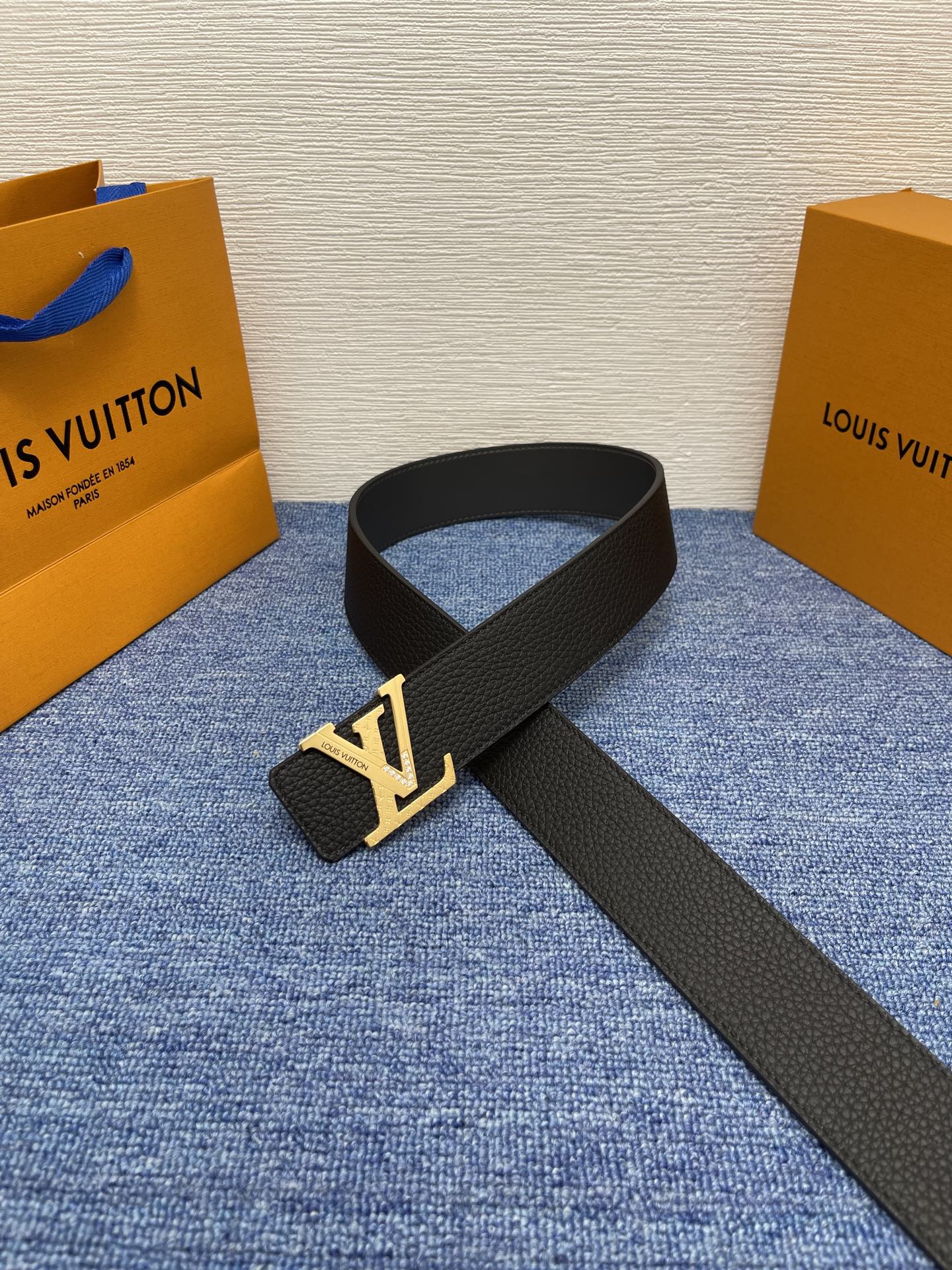 【LOUIS VUITTON】：经典原单品质，经典荔纹皮原单精品钢扣精工制作，细节看图，实物拍摄，高端奢