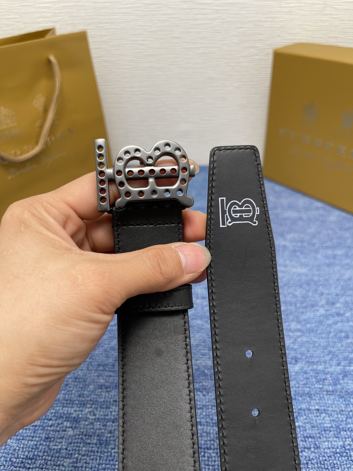 🔴 【品牌】 巴宝莉 
🔴 【描述】经典系列新品腰带，采用小牛皮材质，完美搭配手工车线，经典配色，可搭配