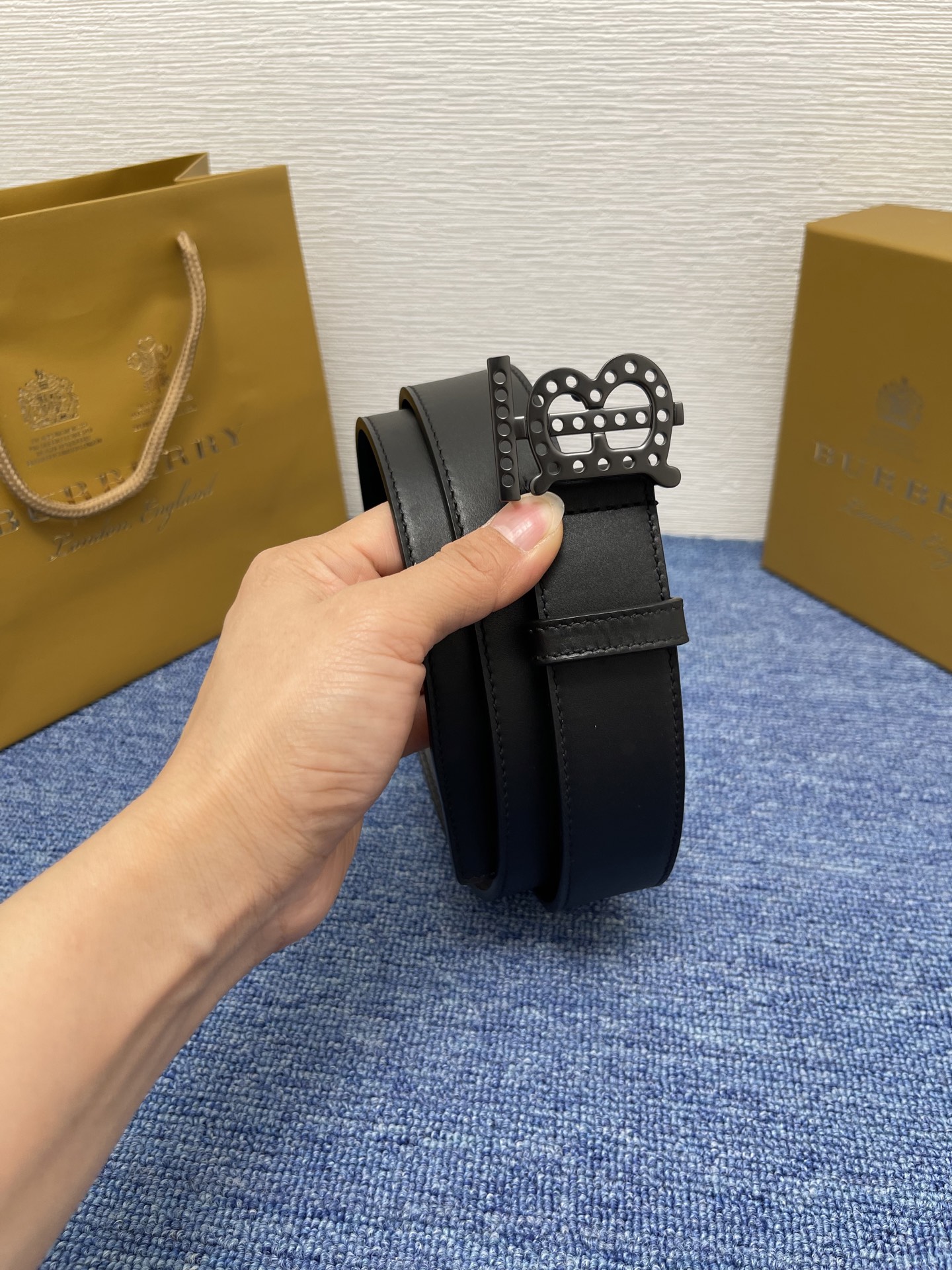 🔴 【品牌】 巴宝莉 
🔴 【描述】经典系列新品腰带，采用小牛皮材质，完美搭配手工车线，经典配色，可搭配
