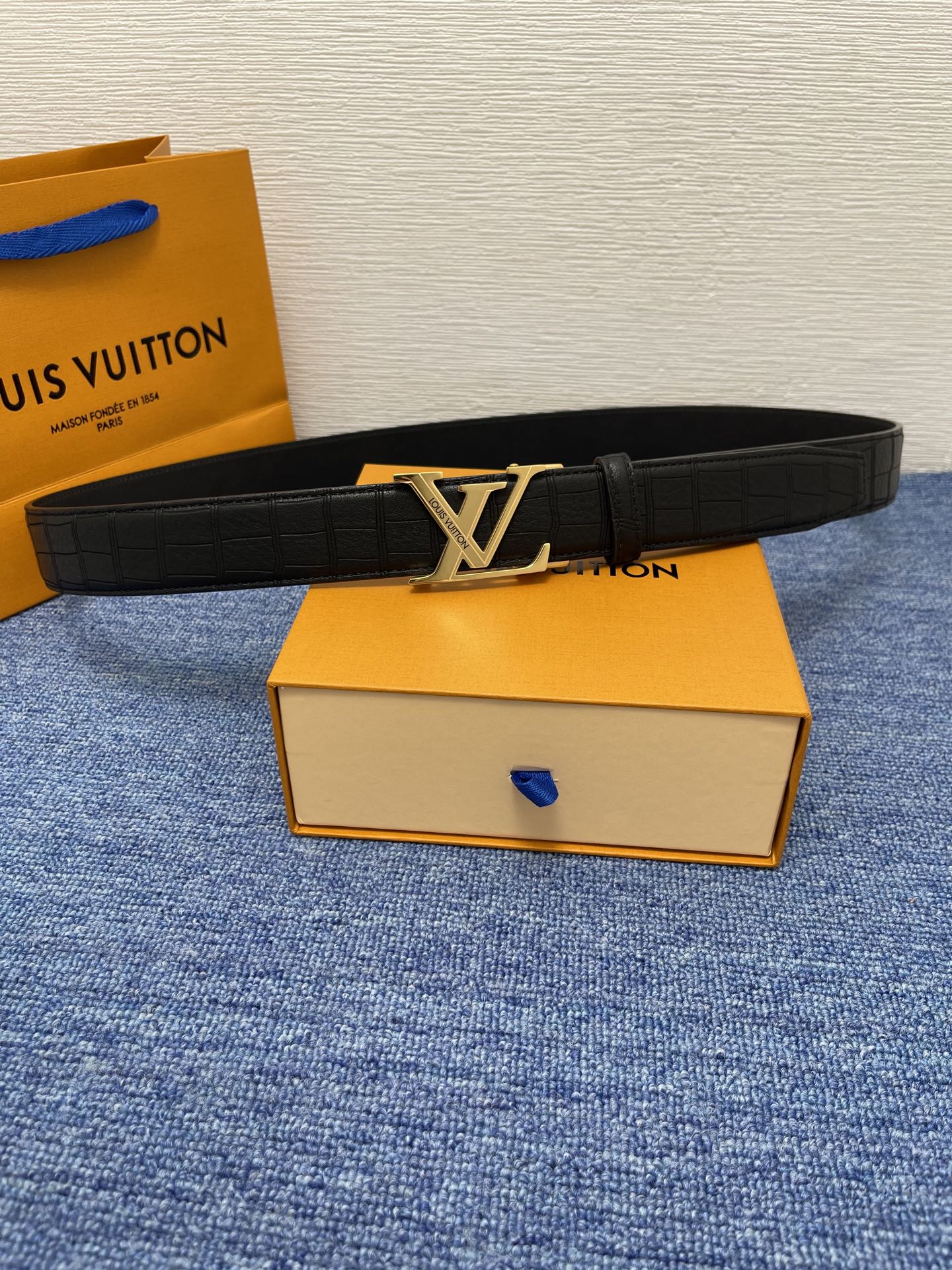 品牌：【驴牌】 Lv新款进口小牛皮，手感细腻柔软。搭配纯钢自动精品钢扣，男士必备！宽度：3.5cm