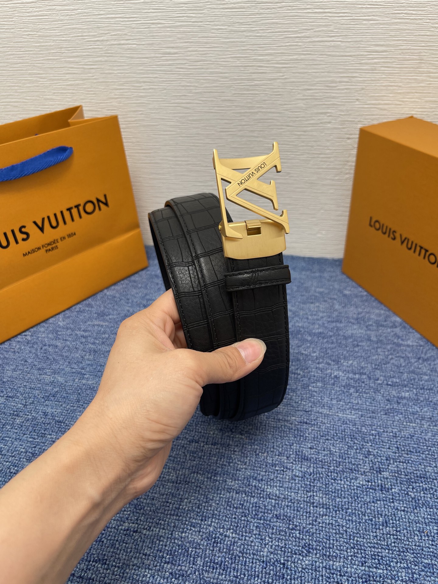 品牌：【驴牌】 Lv新款进口小牛皮，手感细腻柔软。搭配纯钢自动精品钢扣，男士必备！宽度：3.5cm
