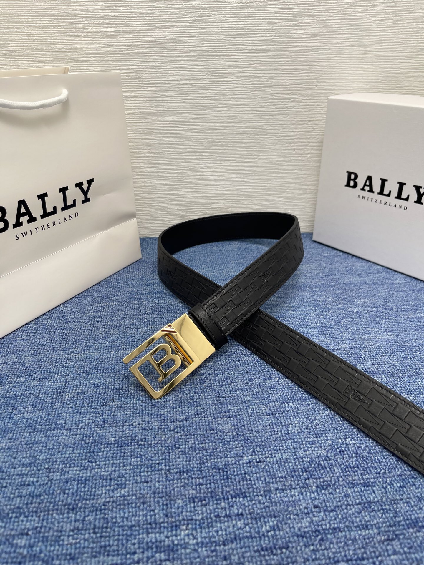 🔴  【品牌】巴利   NO.550  
🔴 【描述】经典系列新品腰带，采用小牛皮材质，完美搭配手工车线
