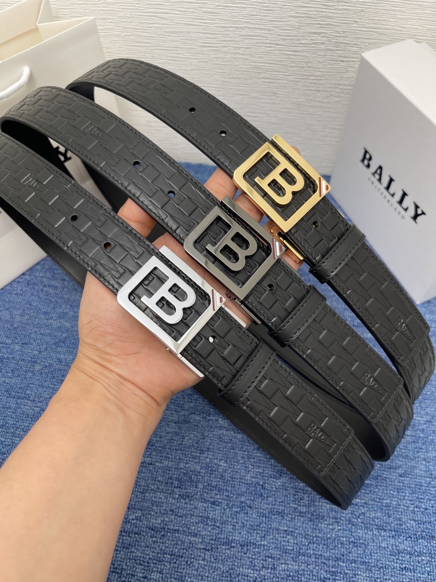 🔴  【品牌】巴利   NO.550  
🔴 【描述】经典系列新品腰带，采用小牛皮材质，完美搭配手工车线