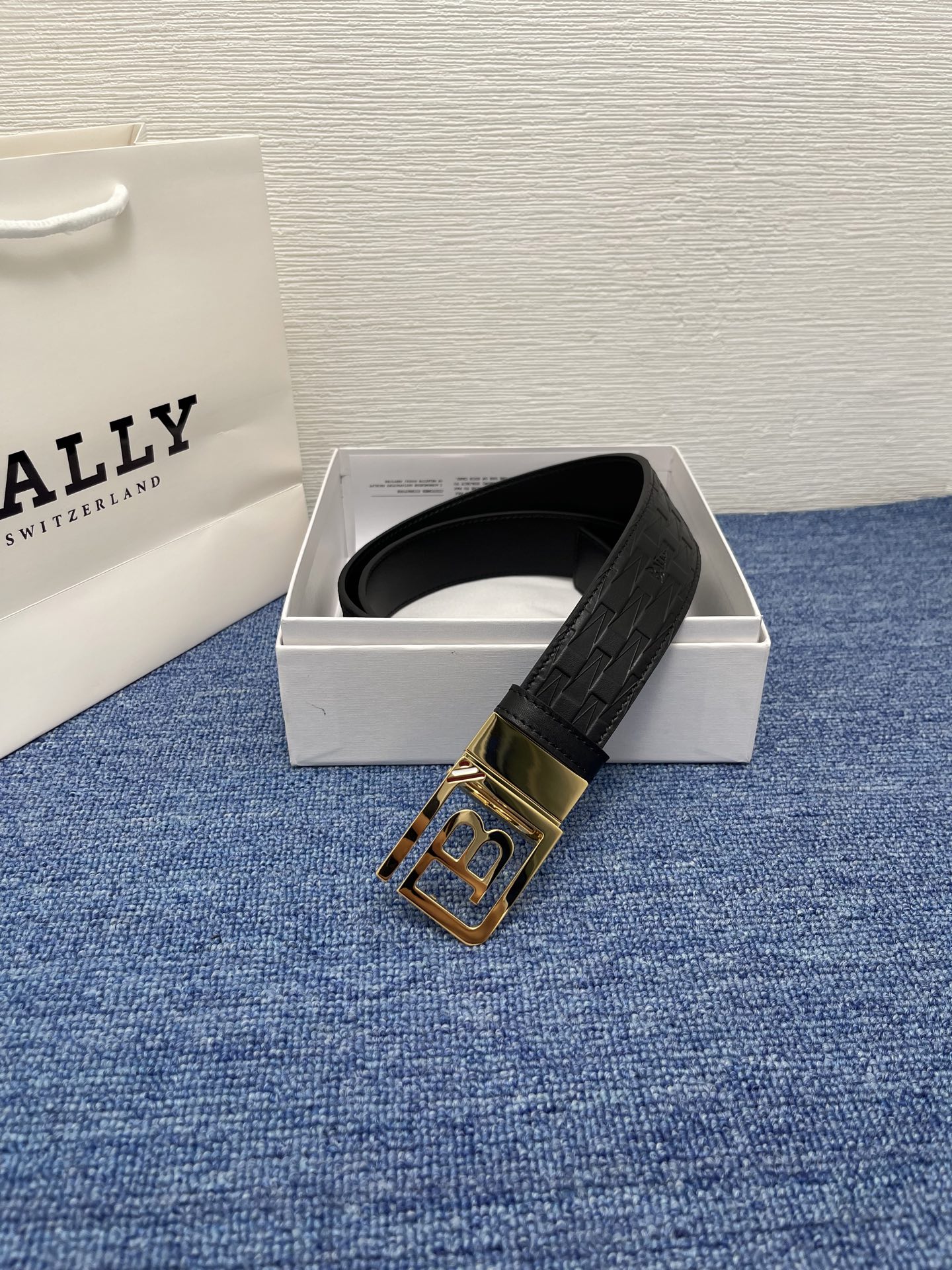 🔴  【品牌】巴利   NO.550  
🔴 【描述】经典系列新品腰带，采用小牛皮材质，完美搭配手工车线