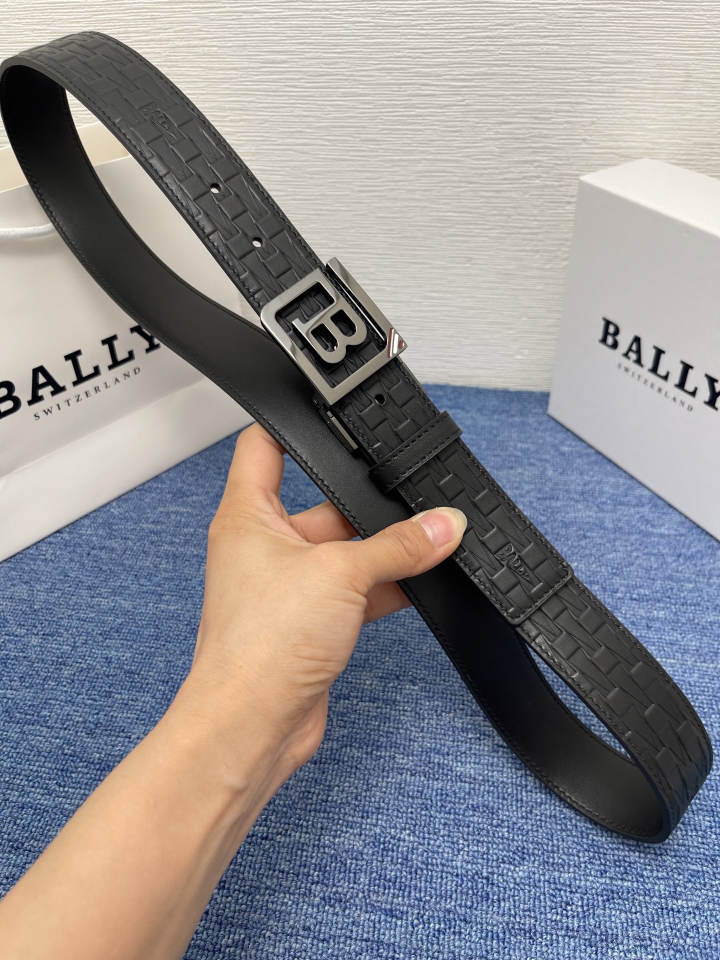 🔴  【品牌】巴利   NO.550  
🔴 【描述】经典系列新品腰带，采用小牛皮材质，完美搭配手工车线