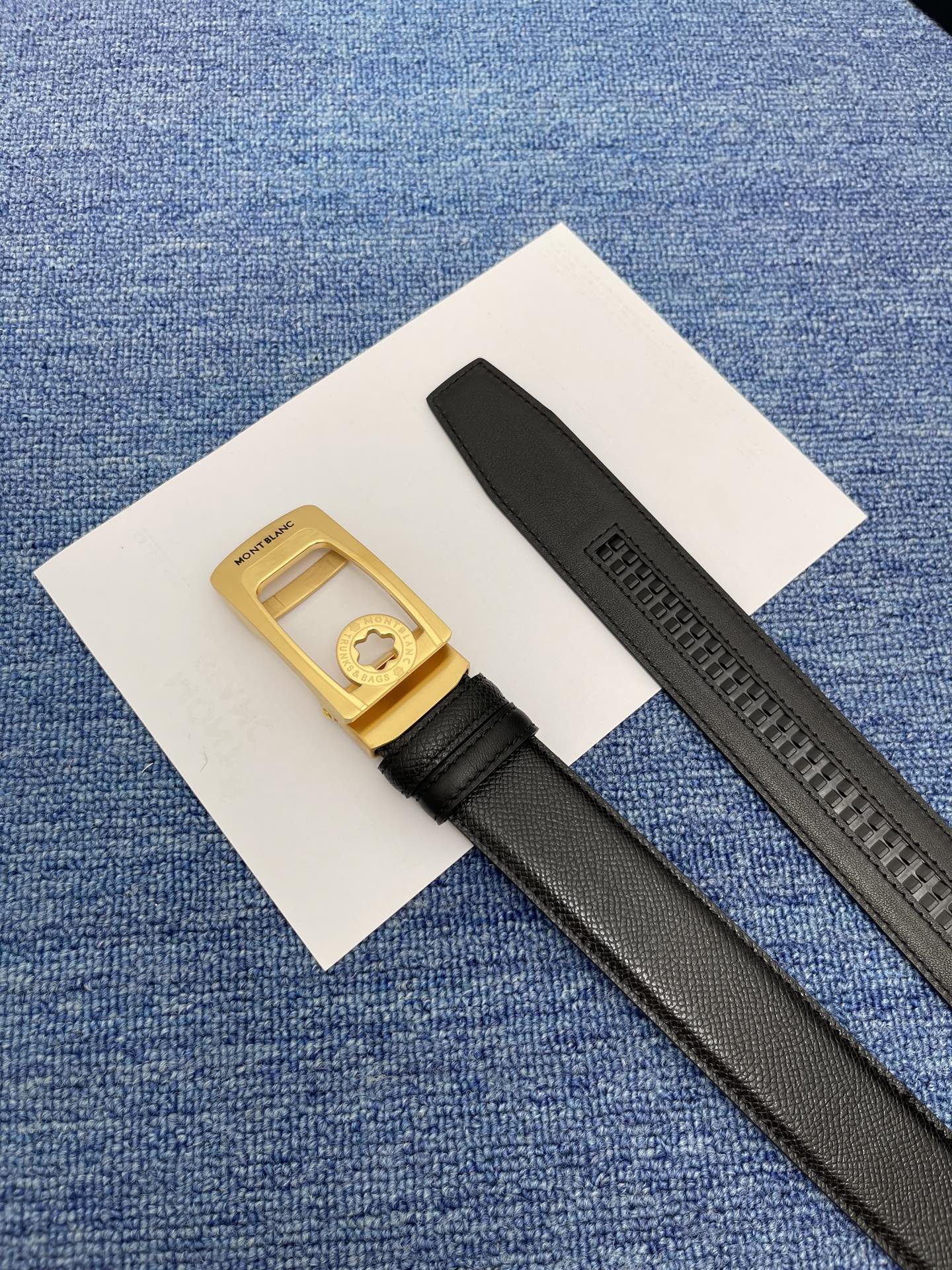 🔴 【品牌】万宝龙 550 
🔴 【描述】双面原版皮，这款饰有带扣的腰带配以水牛皮衬里，覆以Monogr