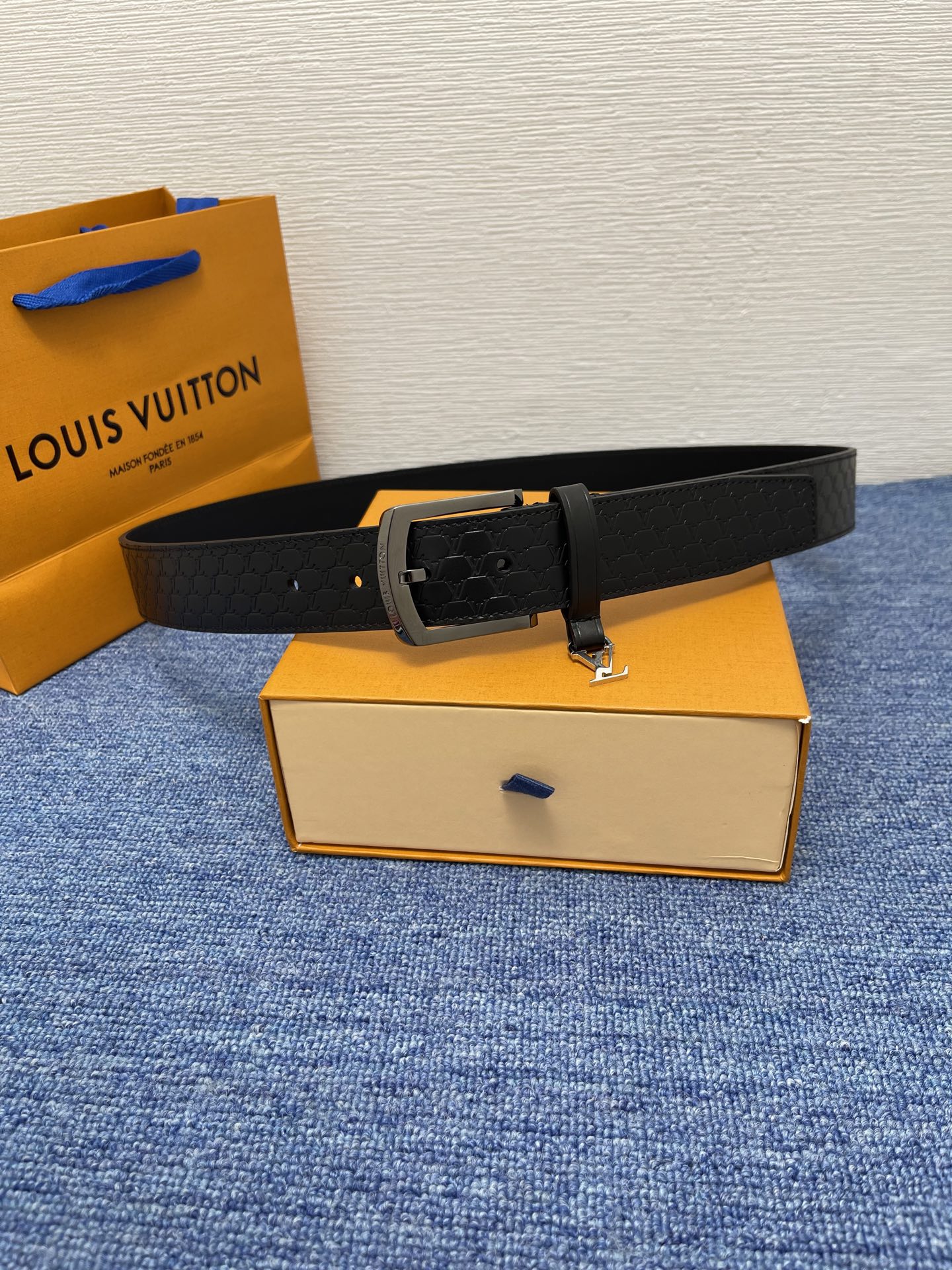 【LOUIS VUITTON驴牌】：经典原单品质，新款压花面原版平纹底，搭配原单精品针扣，精工制作，细节