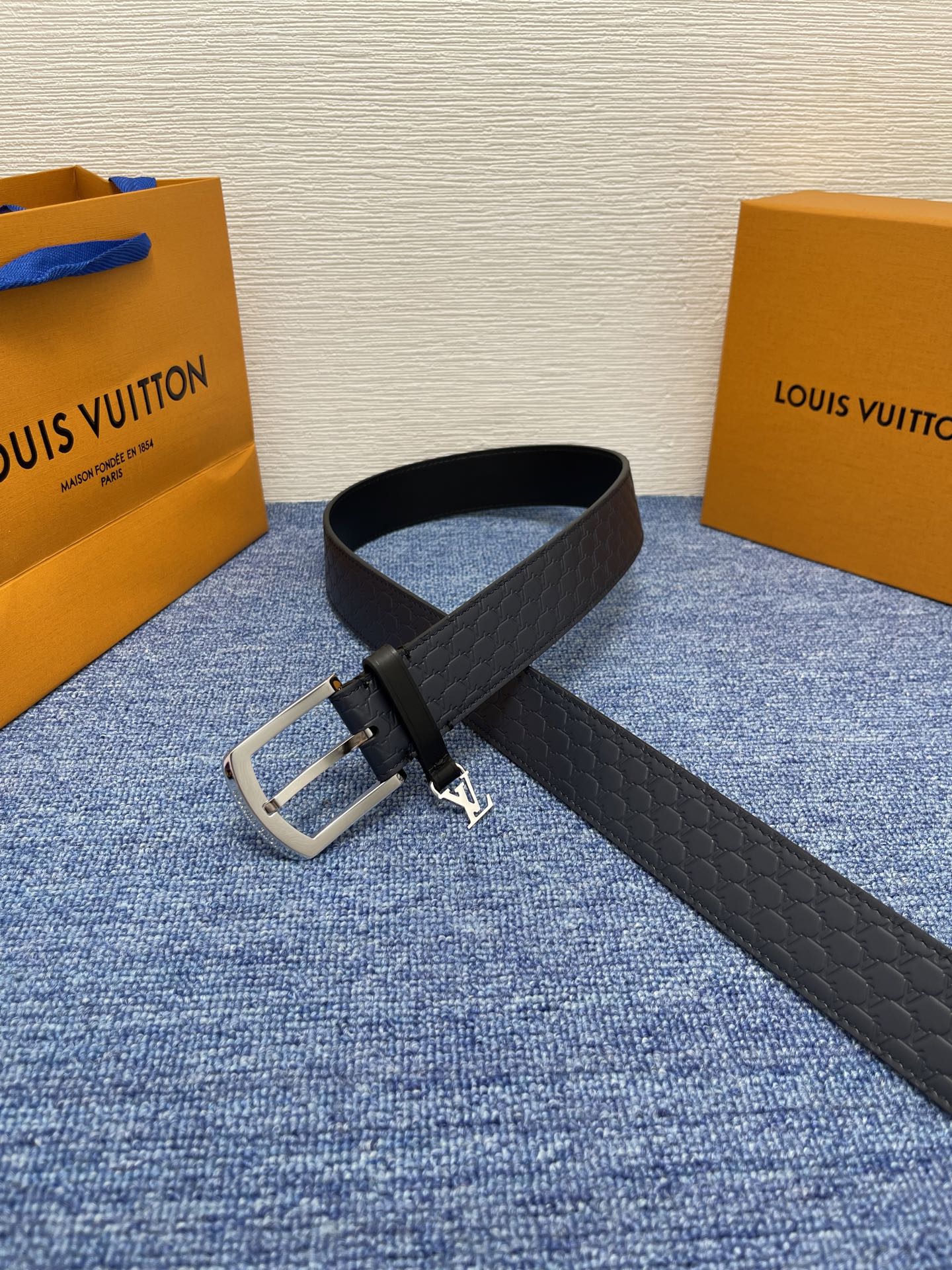 【LOUIS VUITTON驴牌】：经典原单品质，新款压花面原版平纹底，搭配原单精品针扣，精工制作，细节