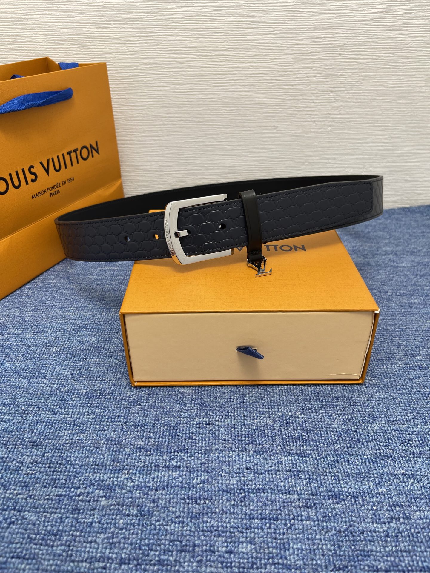 【LOUIS VUITTON驴牌】：经典原单品质，新款压花面原版平纹底，搭配原单精品针扣，精工制作，细节