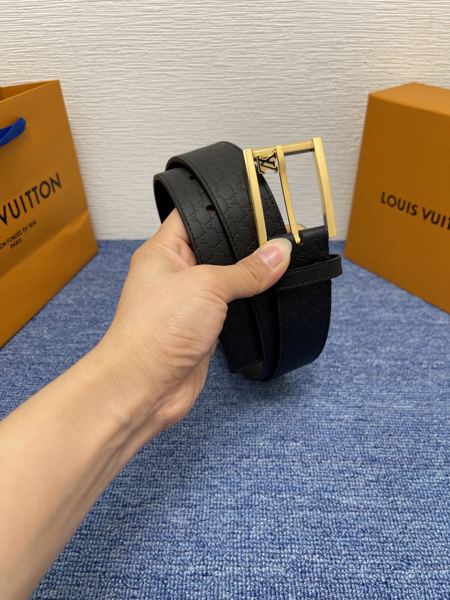 【LOUIS VUITTON驴牌】：经典原单品质，新款压花面原版平纹底，搭配原单精品针扣，精工制作，细节