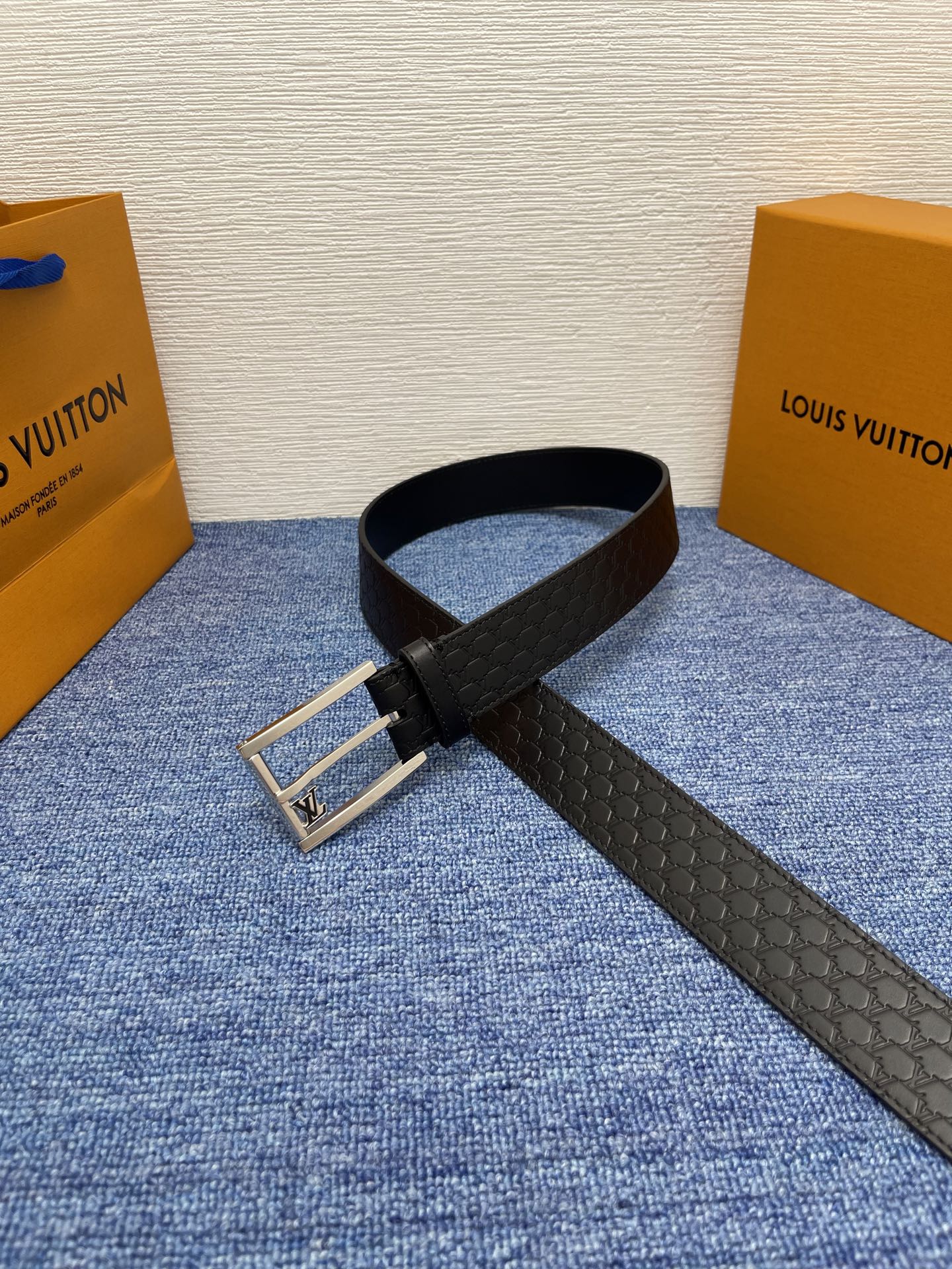 【LOUIS VUITTON驴牌】：经典原单品质，新款压花面原版平纹底，搭配原单精品针扣，精工制作，细节