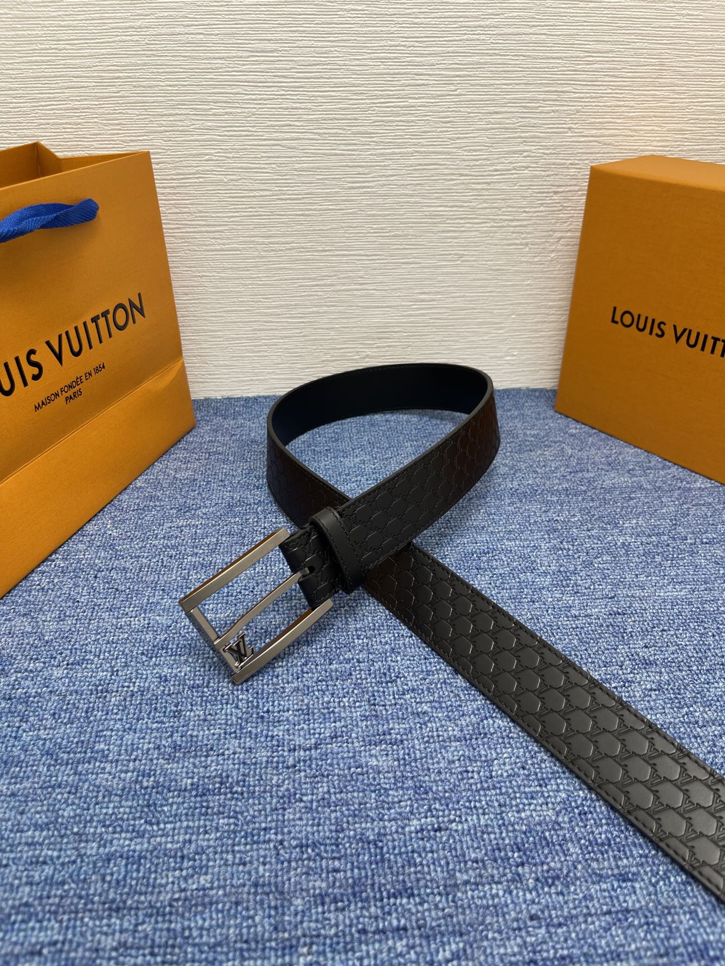 【LOUIS VUITTON驴牌】：经典原单品质，新款压花面原版平纹底，搭配原单精品针扣，精工制作，细节