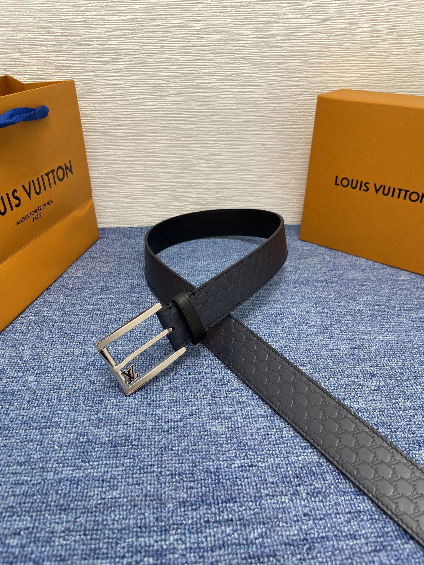 【LOUIS VUITTON驴牌】：经典原单品质，新款压花面原版平纹底，搭配原单精品针扣，精工制作，细节