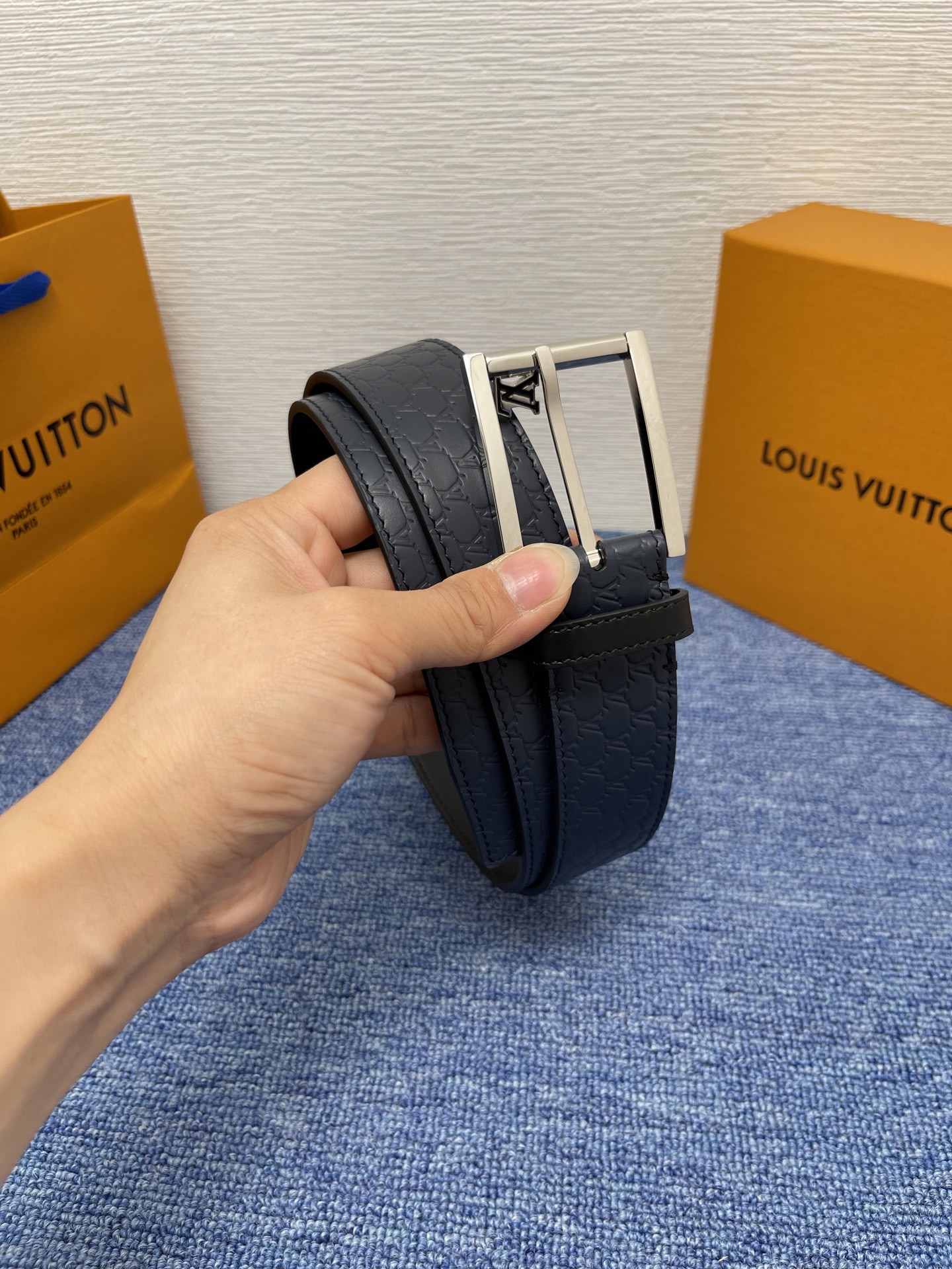 【LOUIS VUITTON驴牌】：经典原单品质，新款压花面原版平纹底，搭配原单精品针扣，精工制作，细节