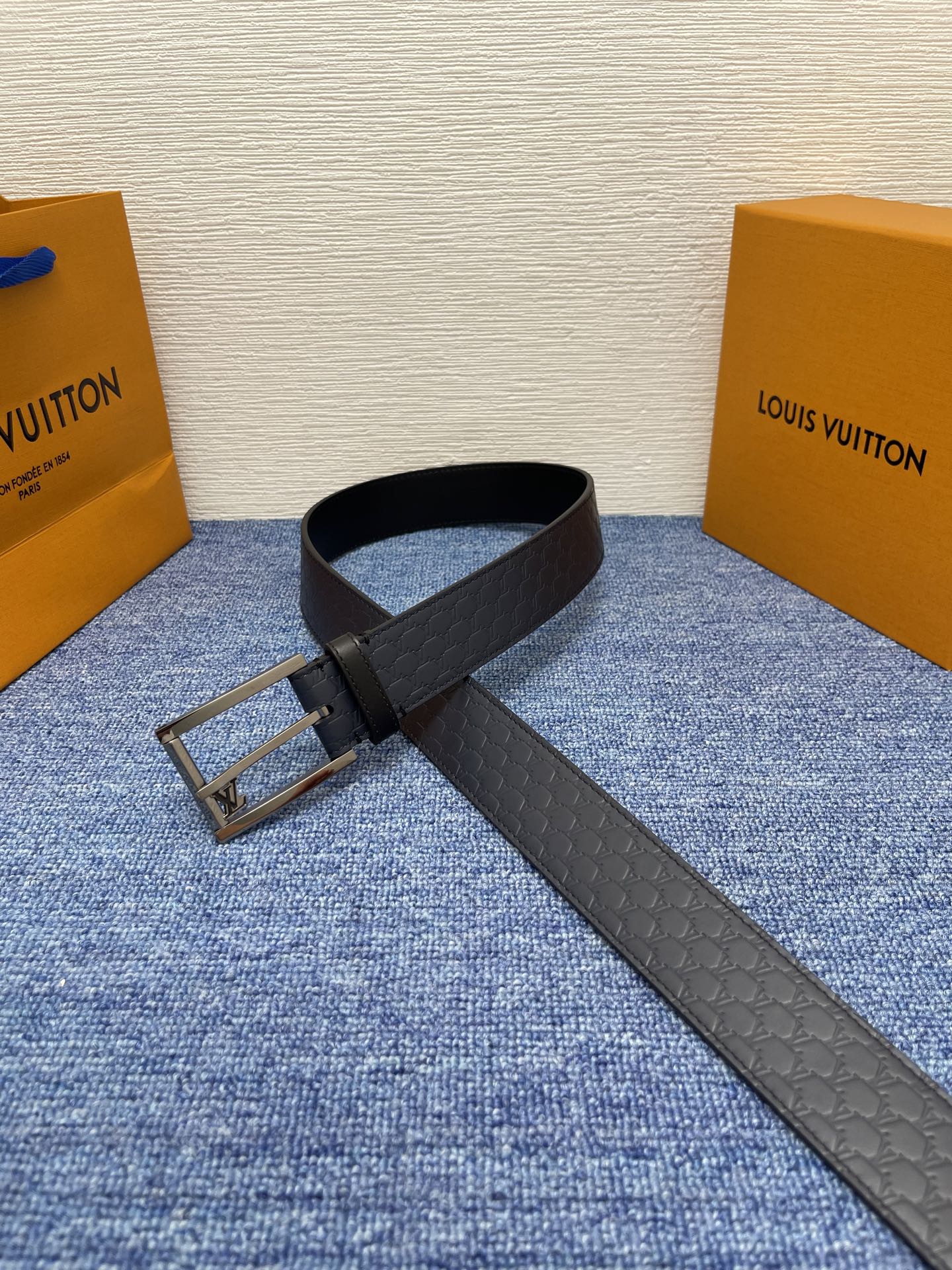 【LOUIS VUITTON驴牌】：经典原单品质，新款压花面原版平纹底，搭配原单精品针扣，精工制作，细节