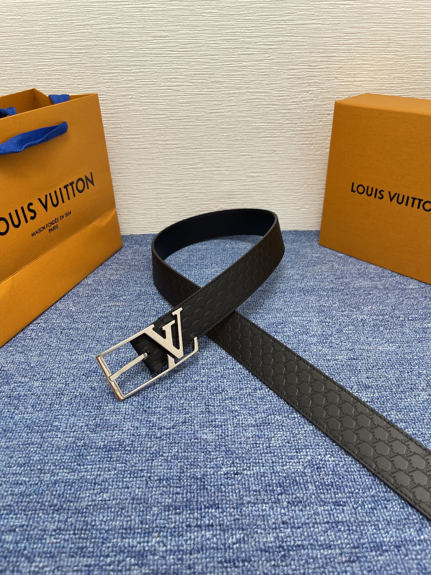 【LOUIS VUITTON驴牌】：经典原单品质，新款压花面原版平纹底，搭配原单精品针扣，精工制作，细节