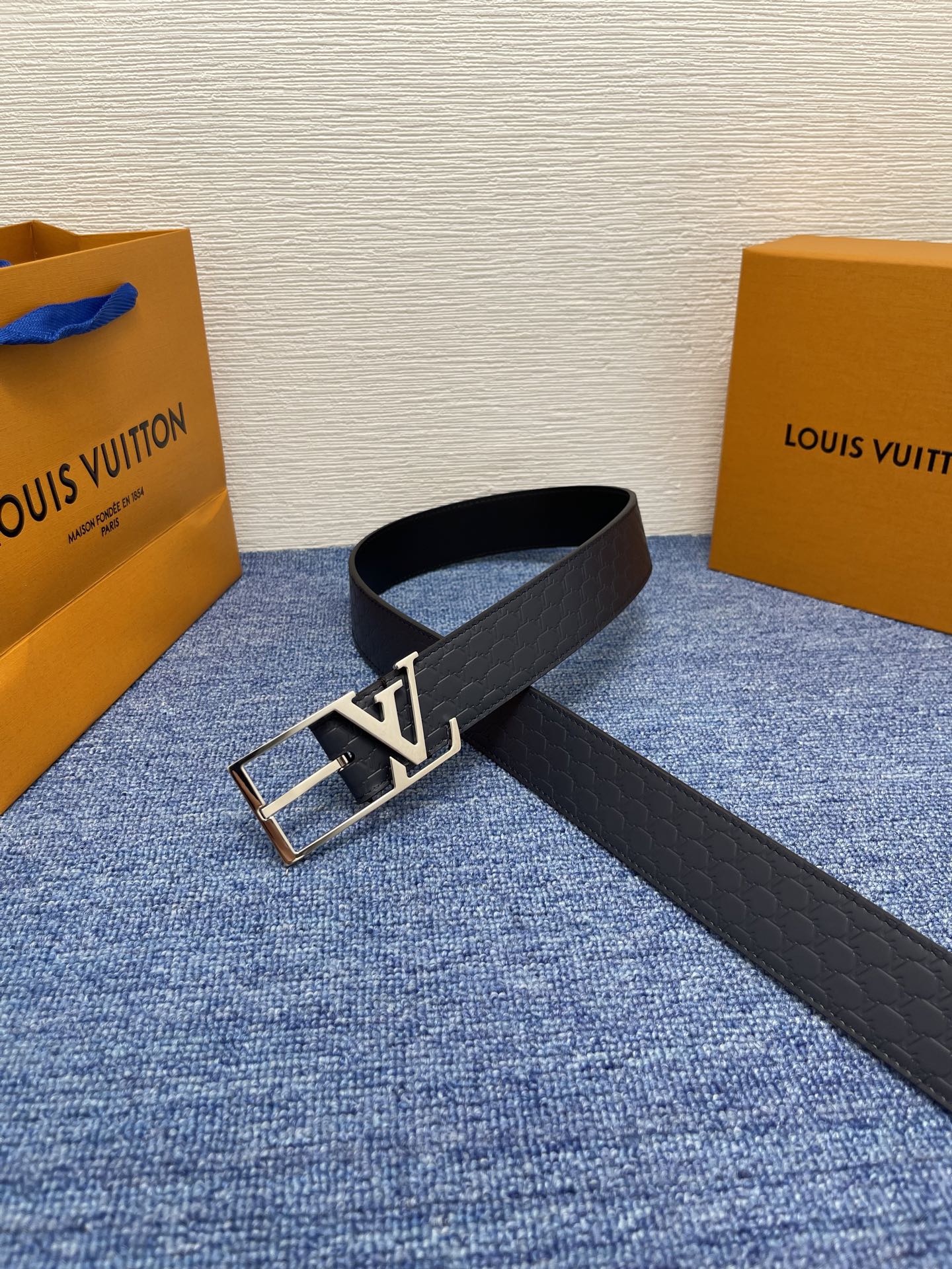 【LOUIS VUITTON驴牌】：经典原单品质，新款压花面原版平纹底，搭配原单精品针扣，精工制作，细节