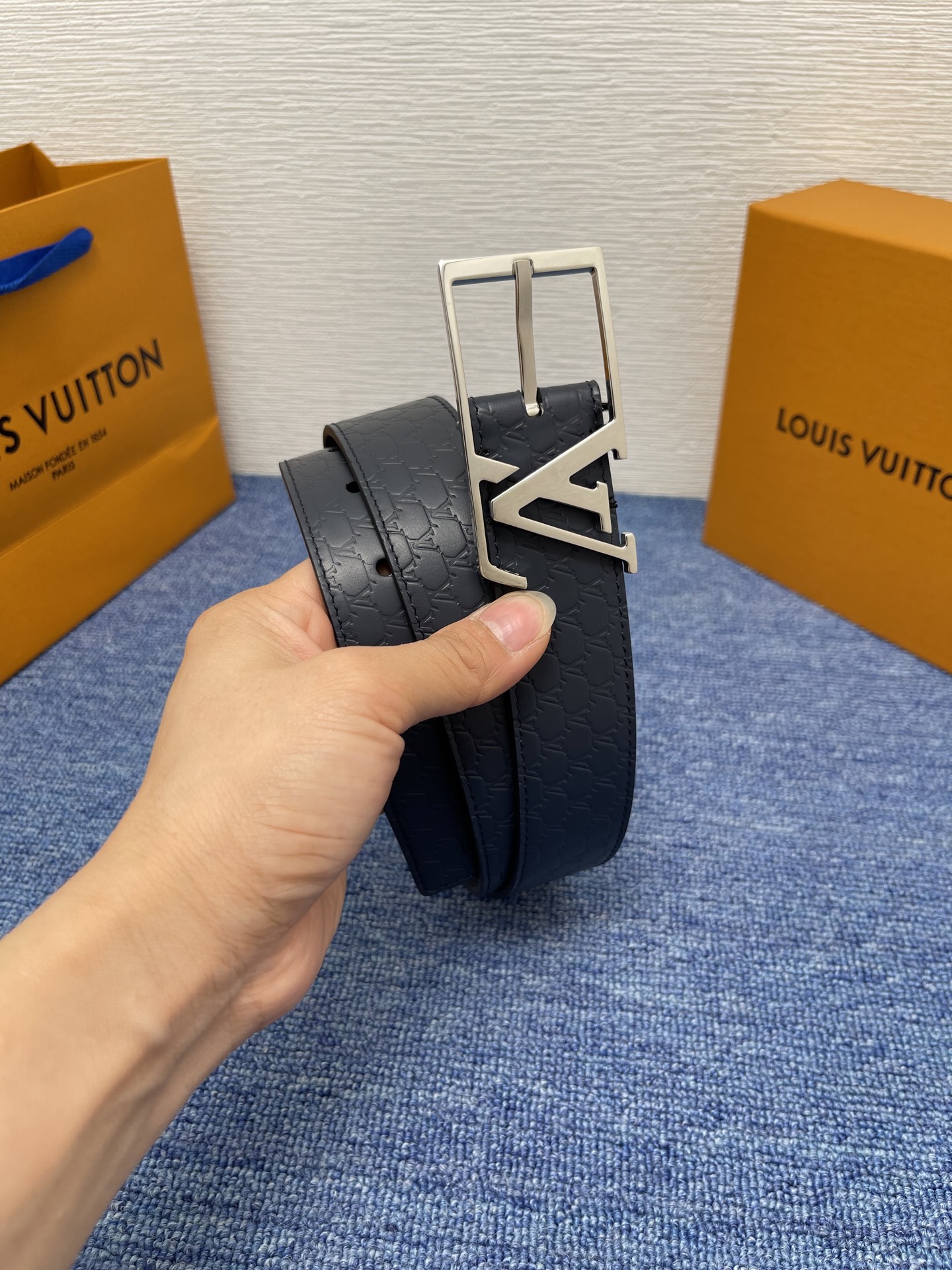 【LOUIS VUITTON驴牌】：经典原单品质，新款压花面原版平纹底，搭配原单精品针扣，精工制作，细节