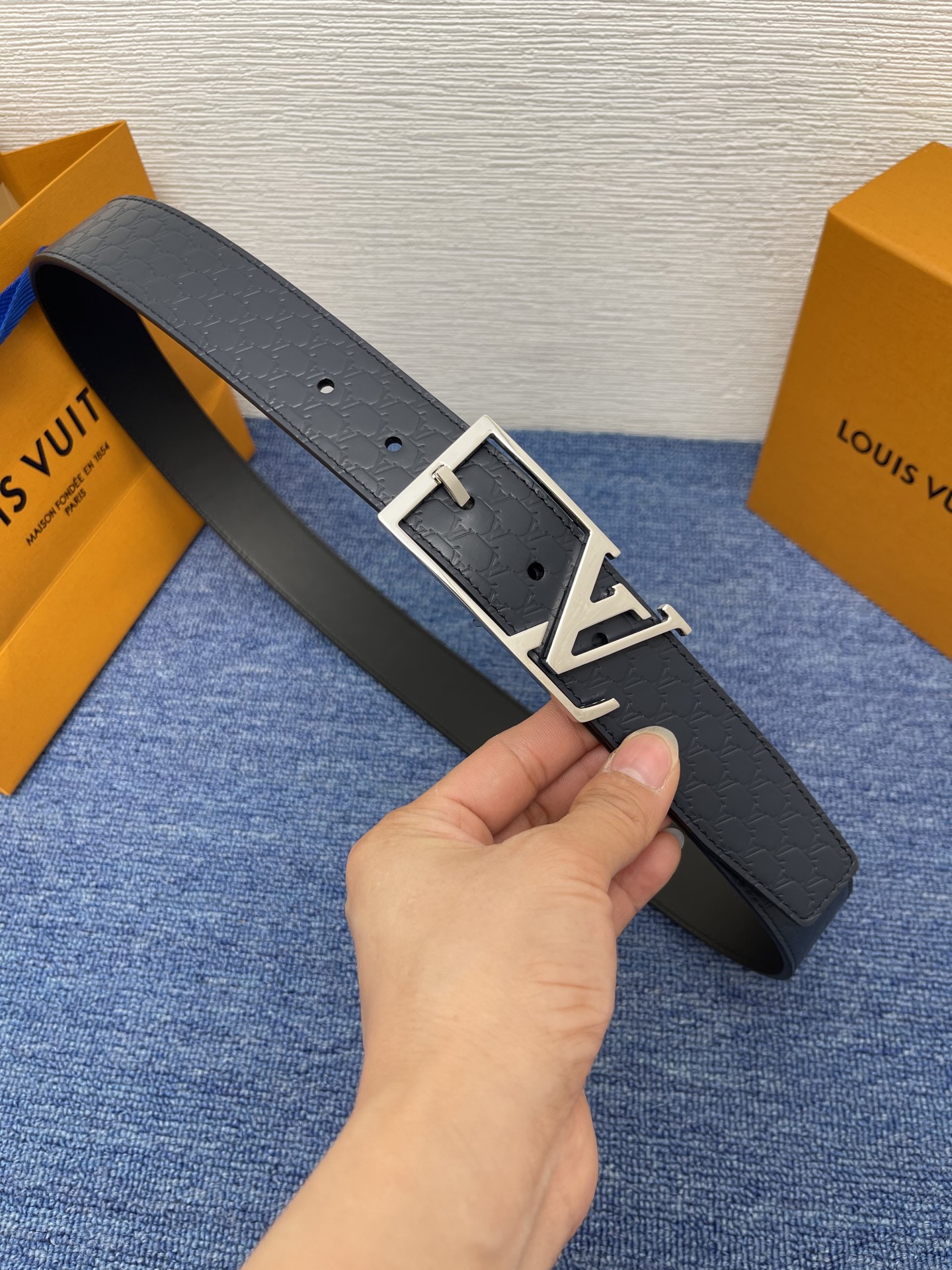 【LOUIS VUITTON驴牌】：经典原单品质，新款压花面原版平纹底，搭配原单精品针扣，精工制作，细节
