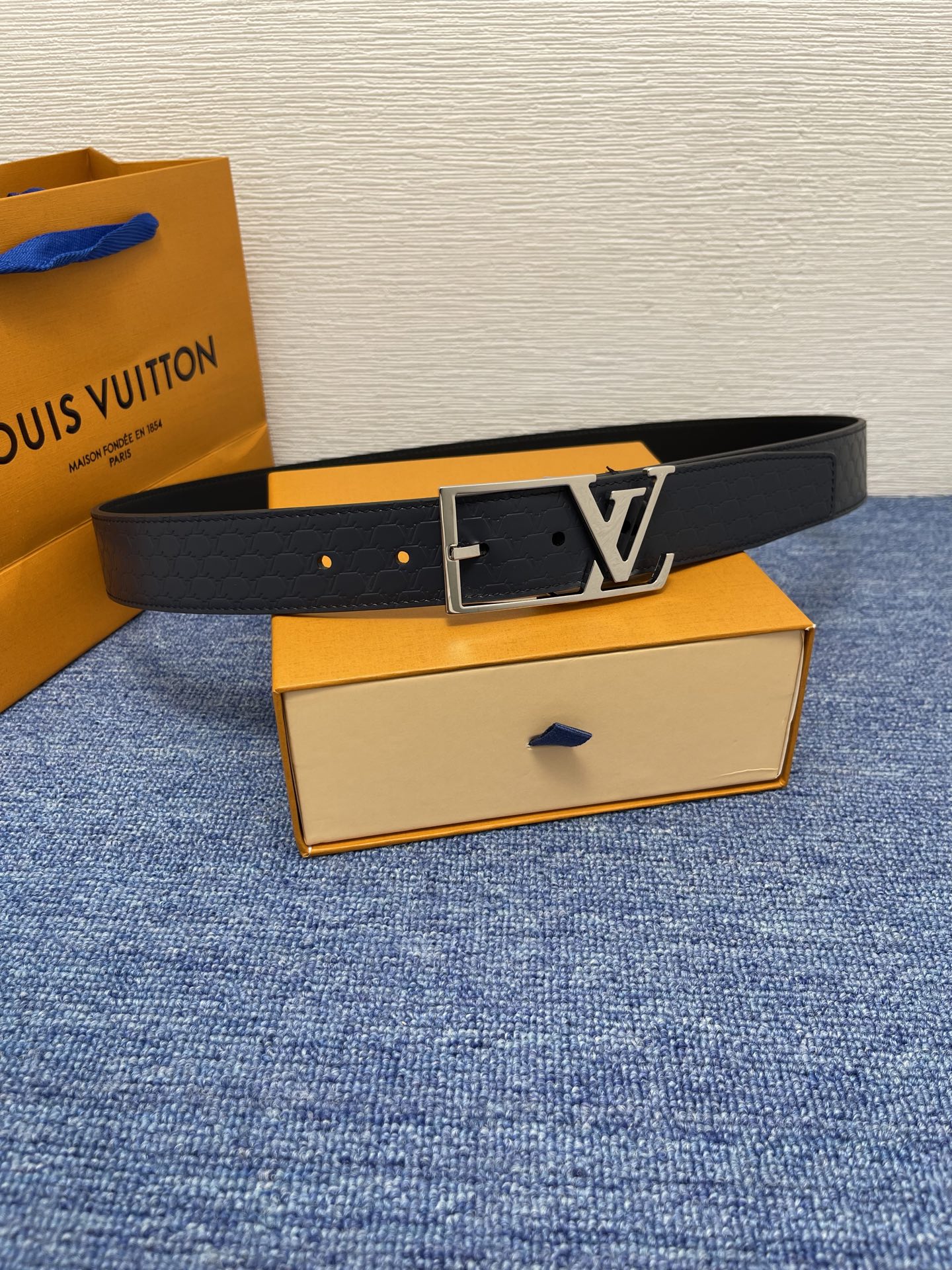 【LOUIS VUITTON驴牌】：经典原单品质，新款压花面原版平纹底，搭配原单精品针扣，精工制作，细节