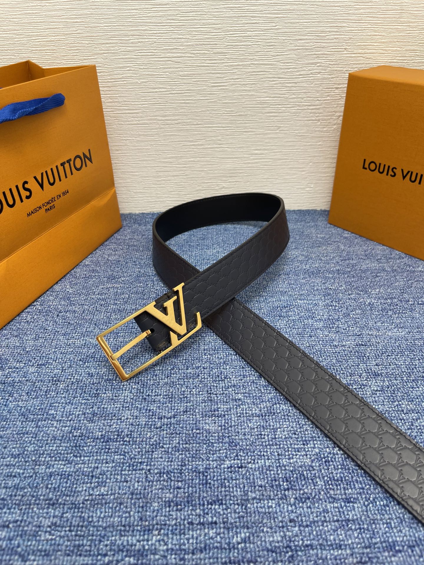 【LOUIS VUITTON驴牌】：经典原单品质，新款压花面原版平纹底，搭配原单精品针扣，精工制作，细节